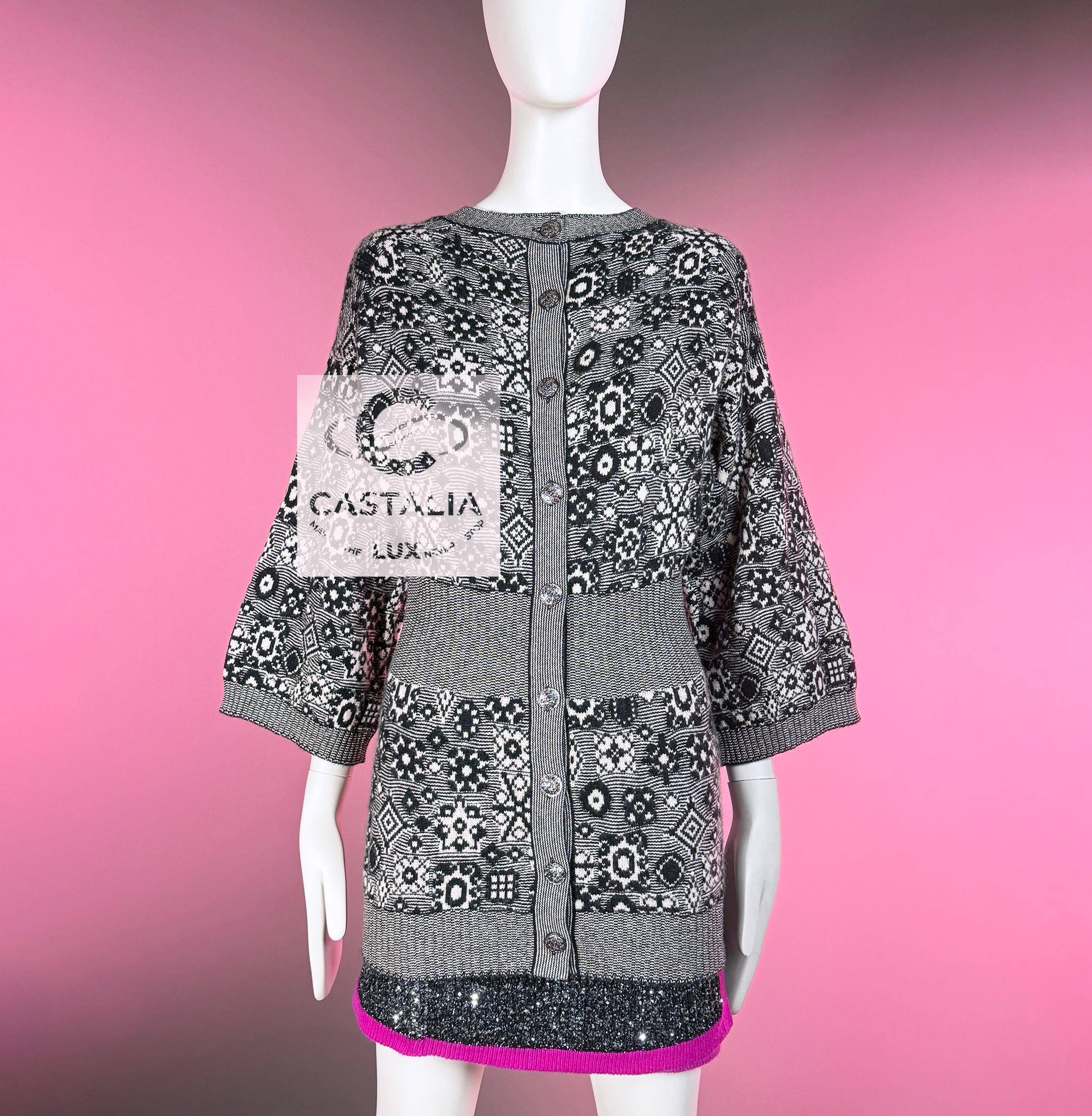 CHANEL Cardigan architectural en cachemire à boutons CC Neuf - En vente à Dubai, AE