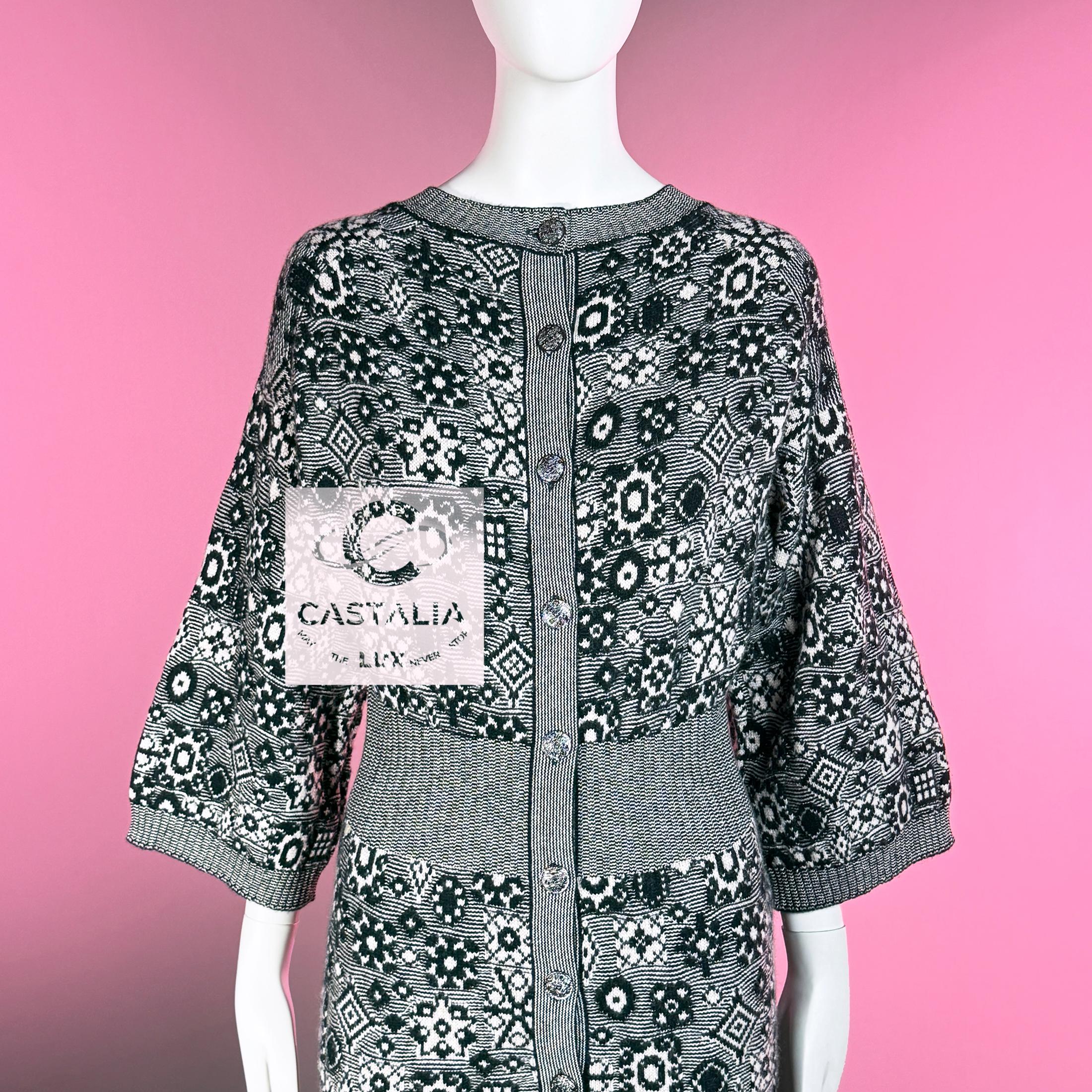 CHANEL Cardigan architectural en cachemire à boutons CC Unisexe en vente