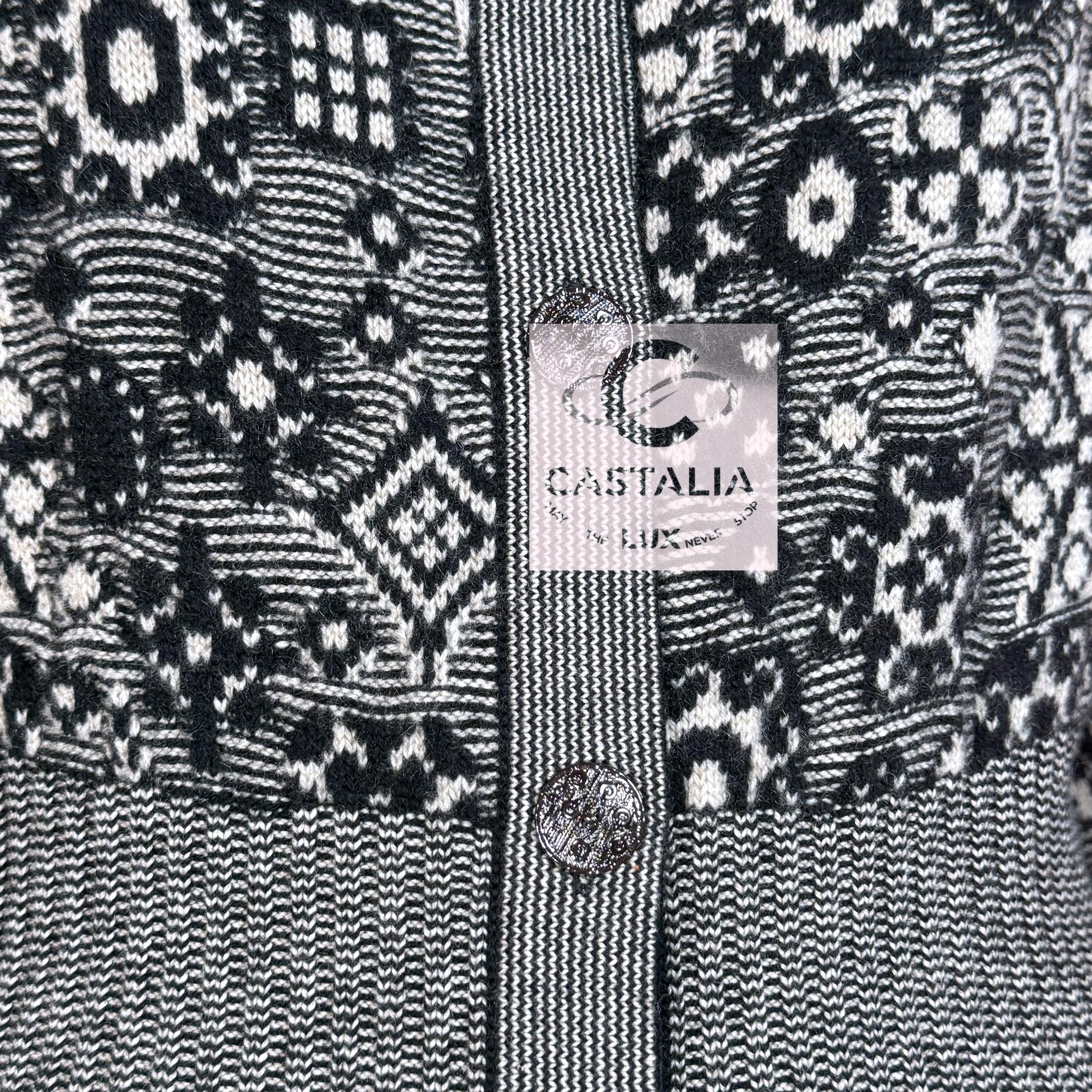 CHANEL Cardigan architectural en cachemire à boutons CC en vente 1