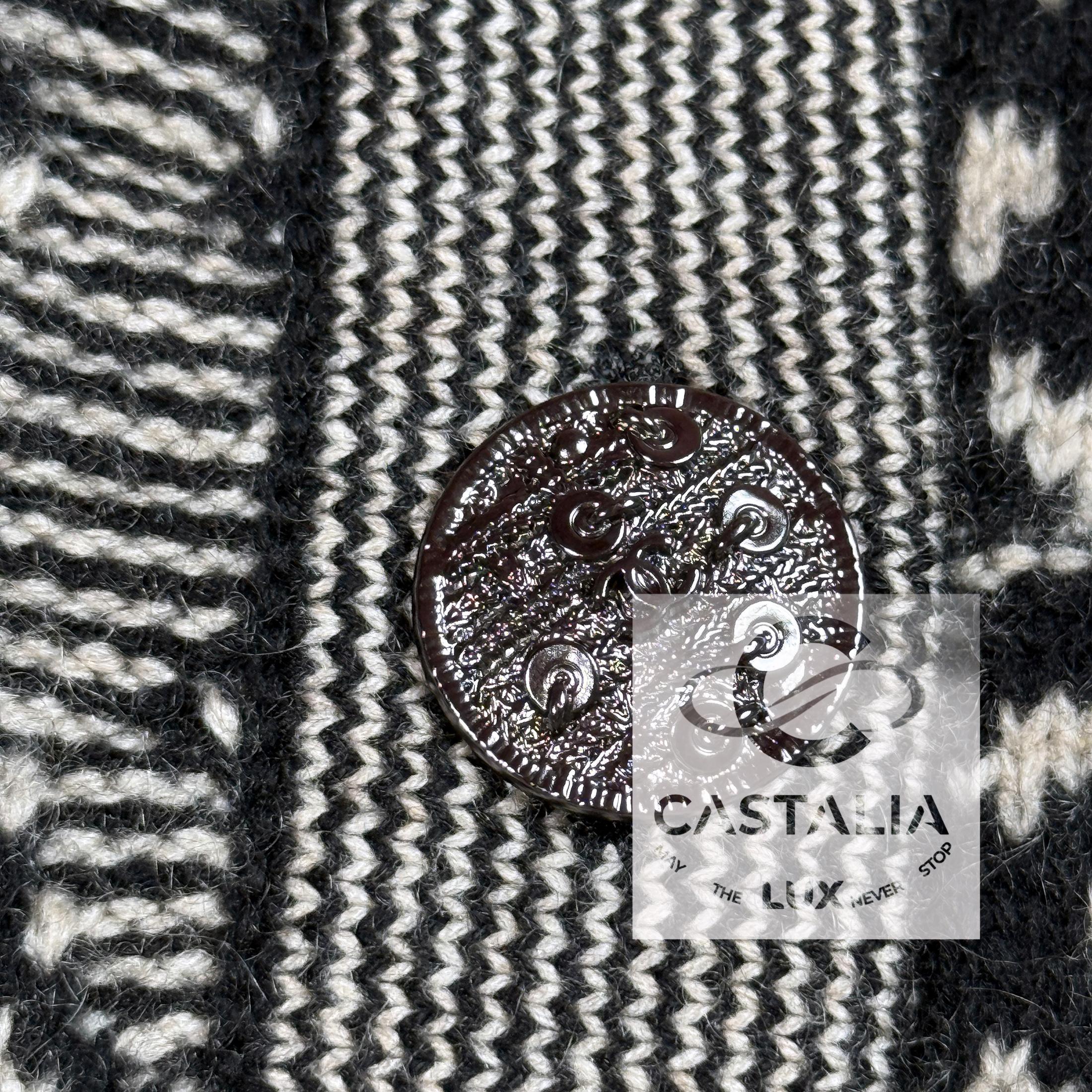 CHANEL Cardigan architectural en cachemire à boutons CC en vente 2