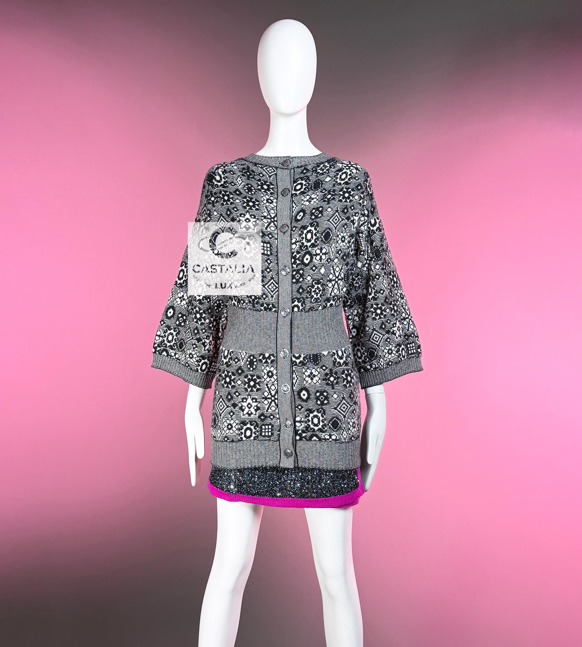 CHANEL Cardigan architectural en cachemire à boutons CC en vente 3