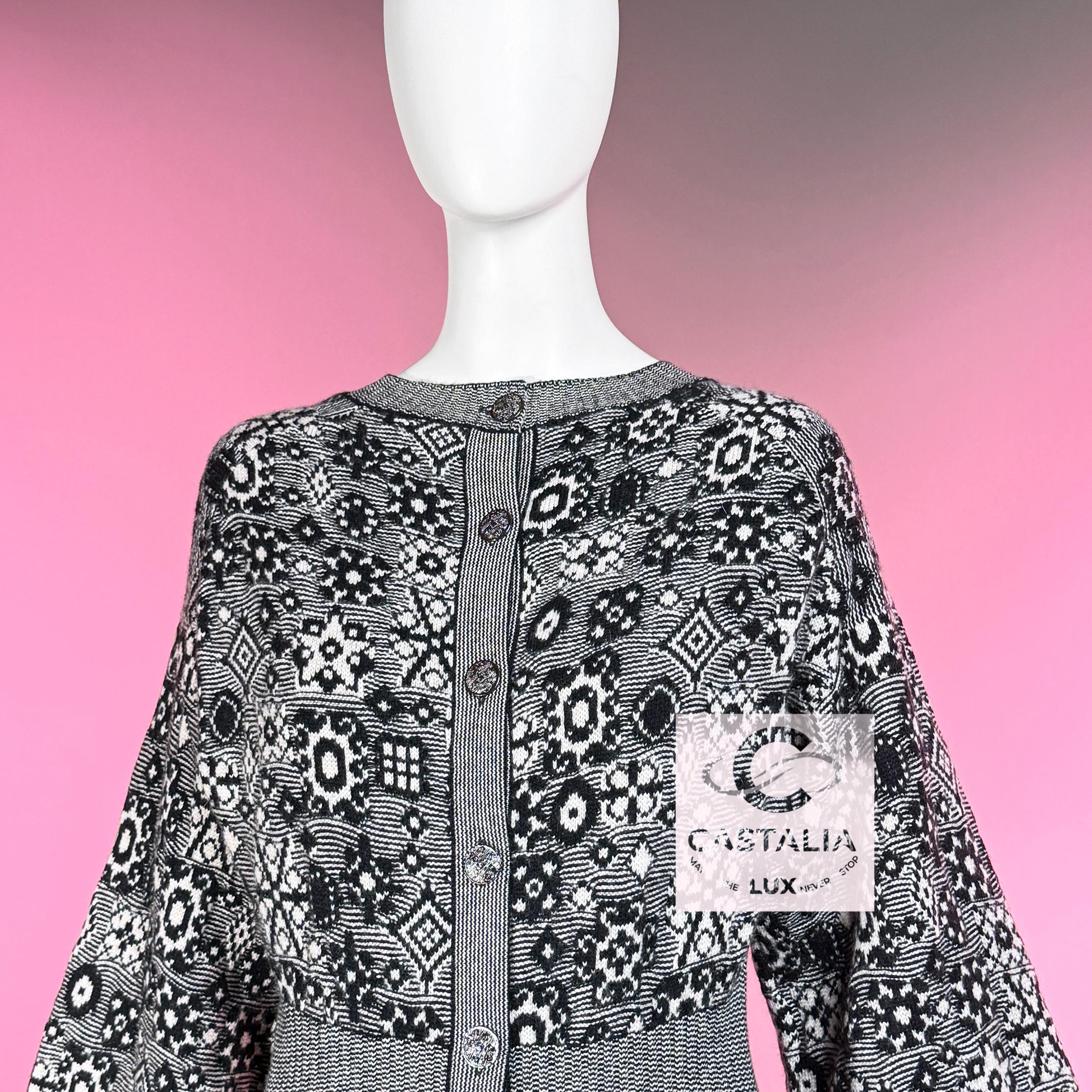 CHANEL Cardigan architectural en cachemire à boutons CC en vente 4