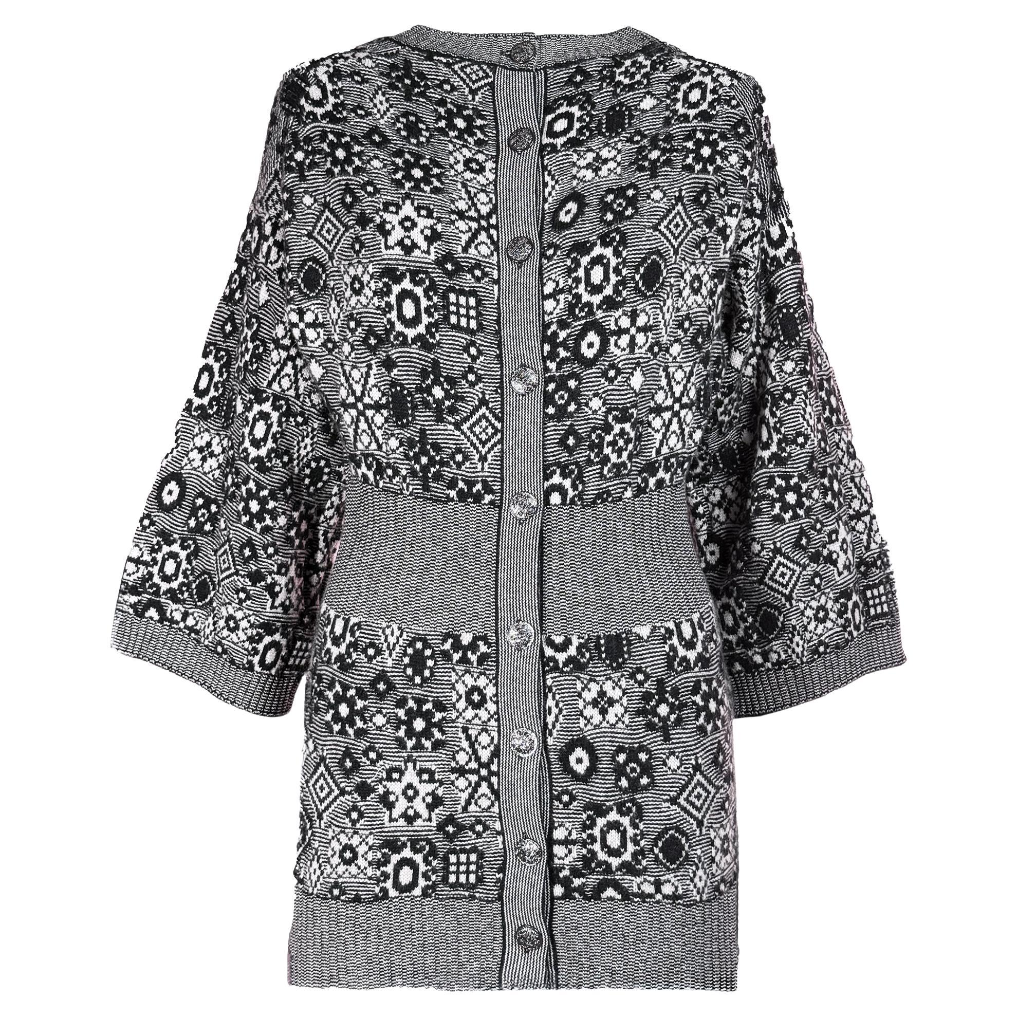 CHANEL Cardigan architectural en cachemire à boutons CC