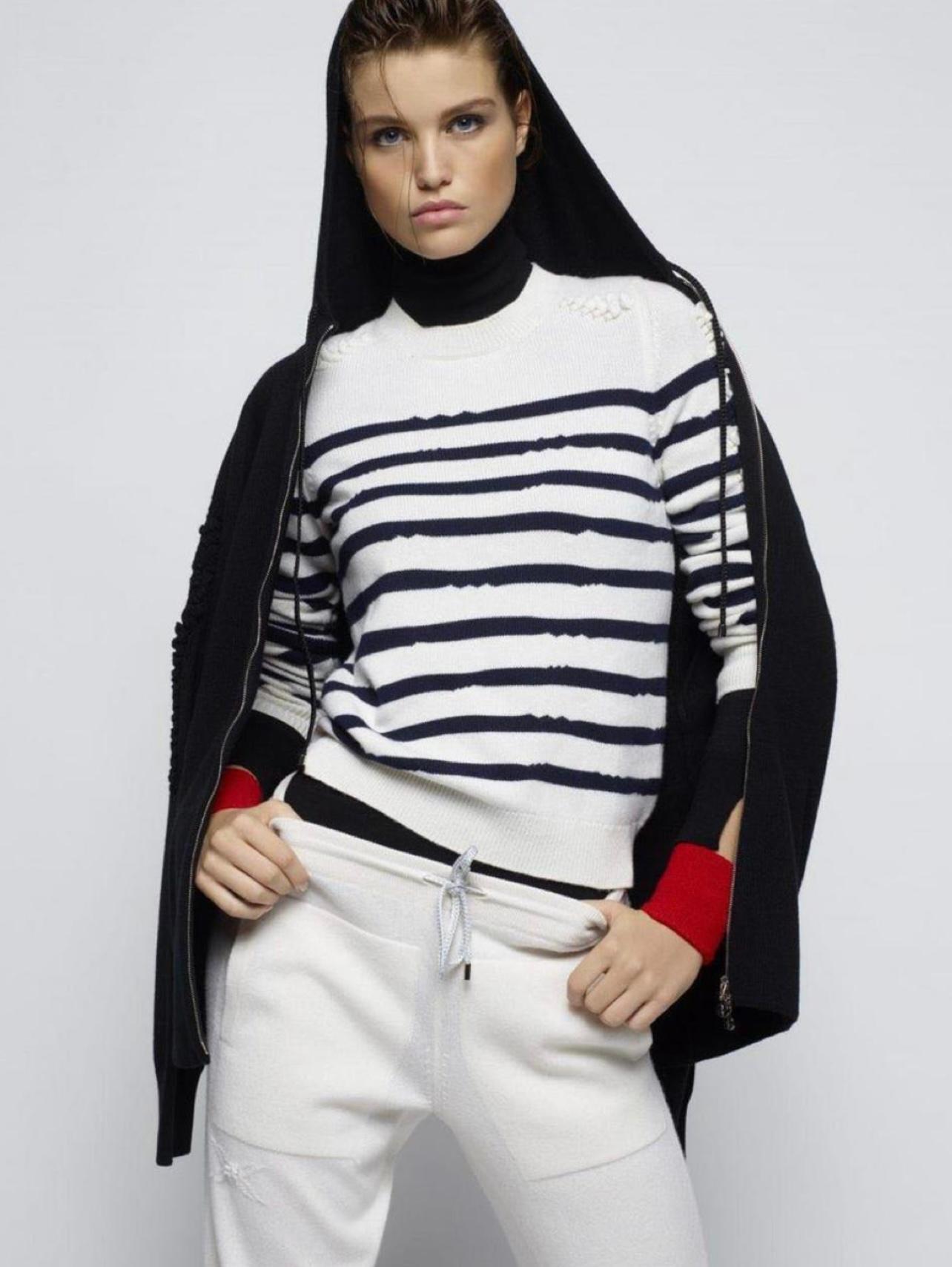 Chanel cashmere ecru / black jumper with CC logo buttons at shoulder. Condition is pristine, size mark 36 FR.