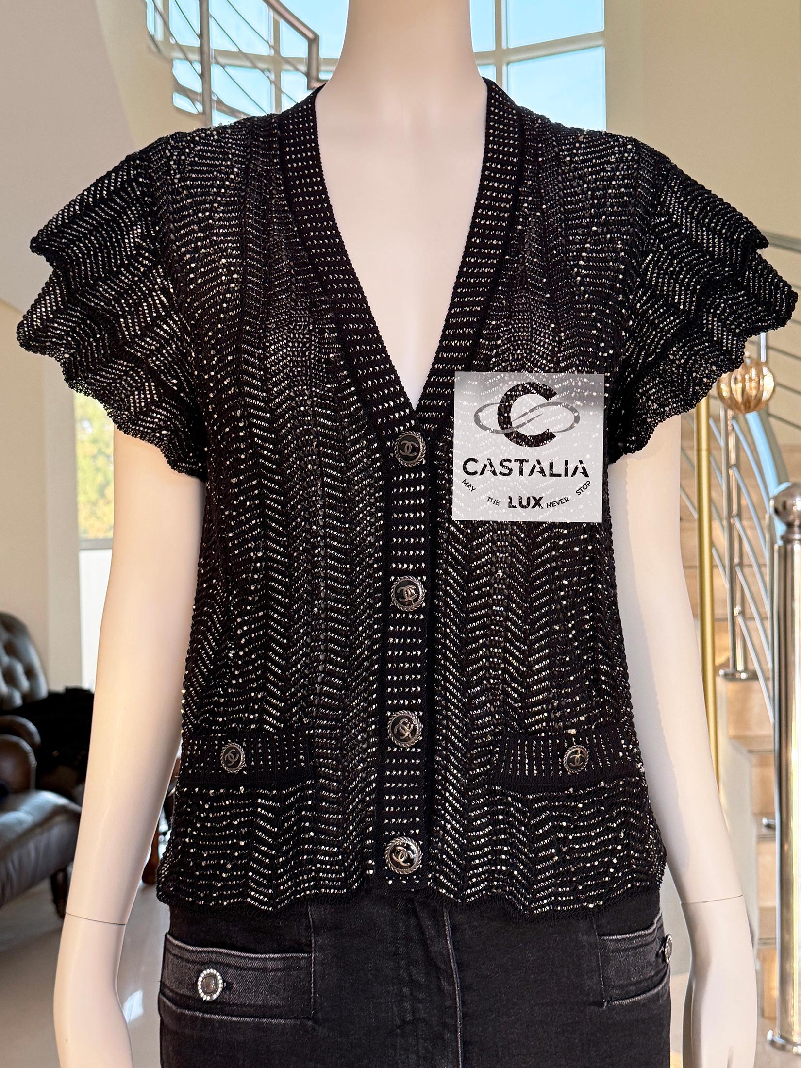 Grazioso gilet Chanel nero scintillante con bottoni con logo CC
- Eleganza e simpaticità dei volant sulle spalle
Taglia 34 FR / Condit: mai indossate