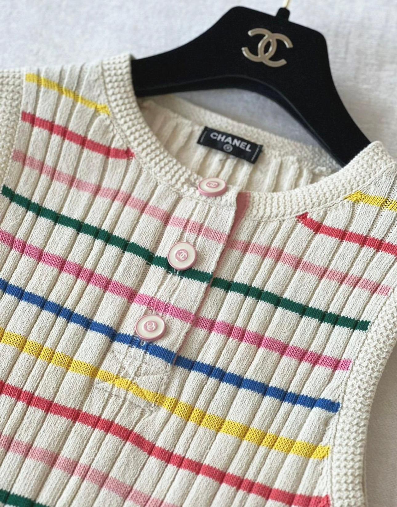 Charming Chanel striped summer dress from 2018 Spring Collection.
- CC logo buttons 
- made of cotton and silk blend
Size mark 36 FR. Condition is pristine.