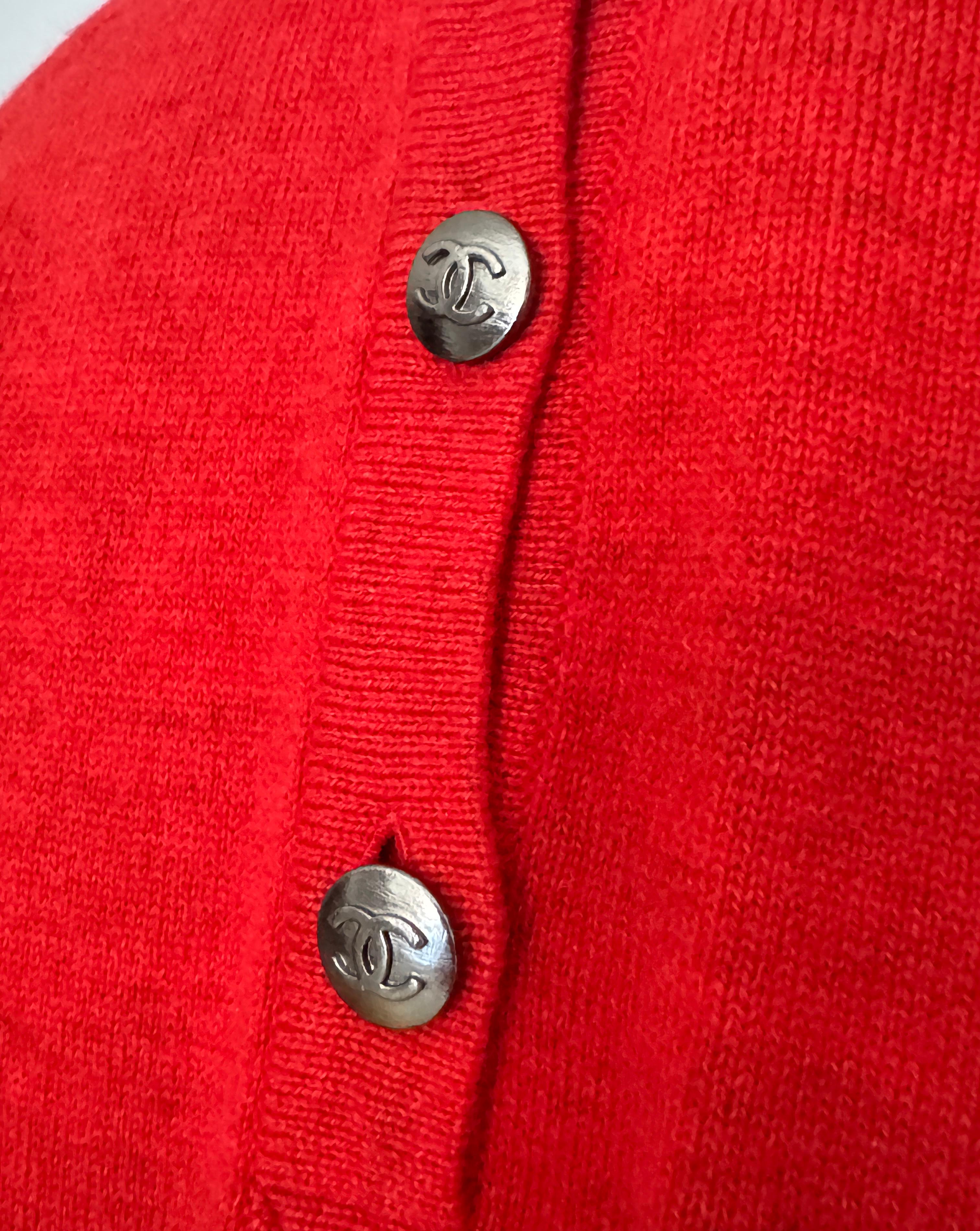 New Chanel coral cashmere jumper / dress with CC logo buttons.
Size mark 40 FR. Never worn.