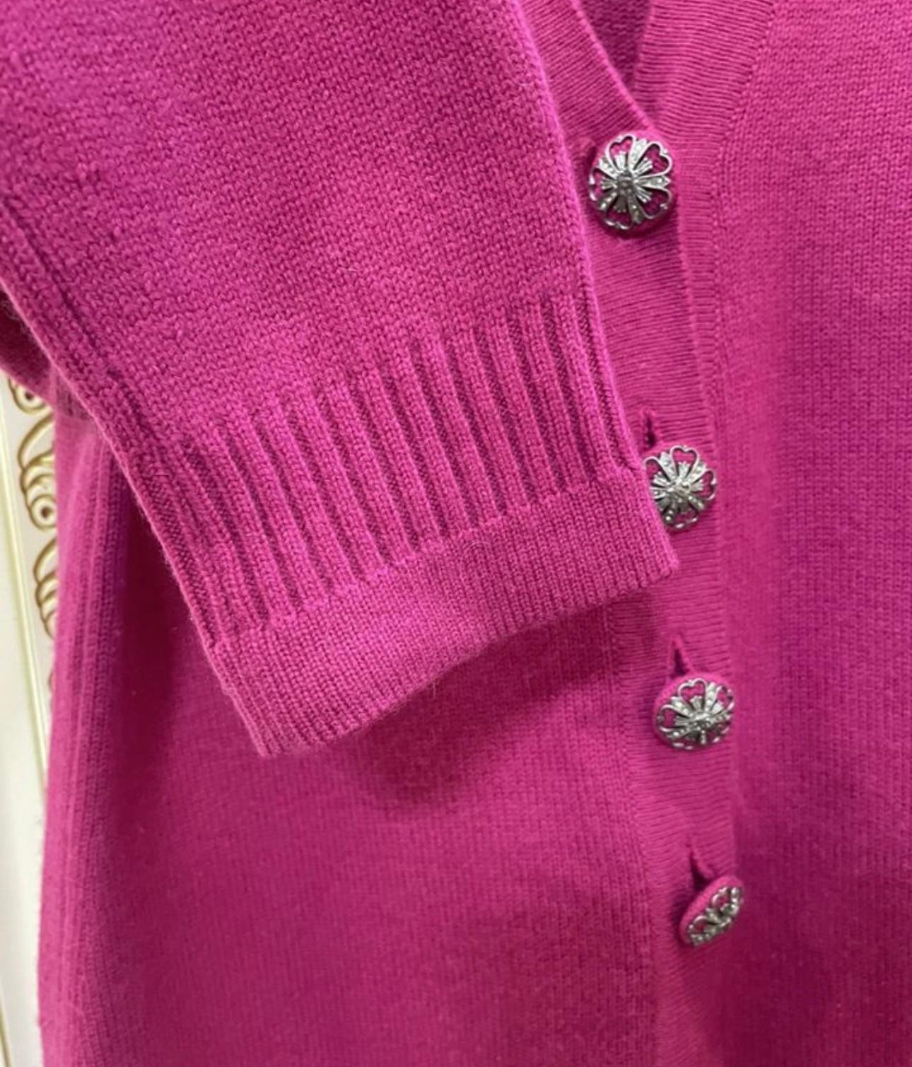 Manteau cardi-coat Chanel CC boutons fuchsia cachemire en vente 5