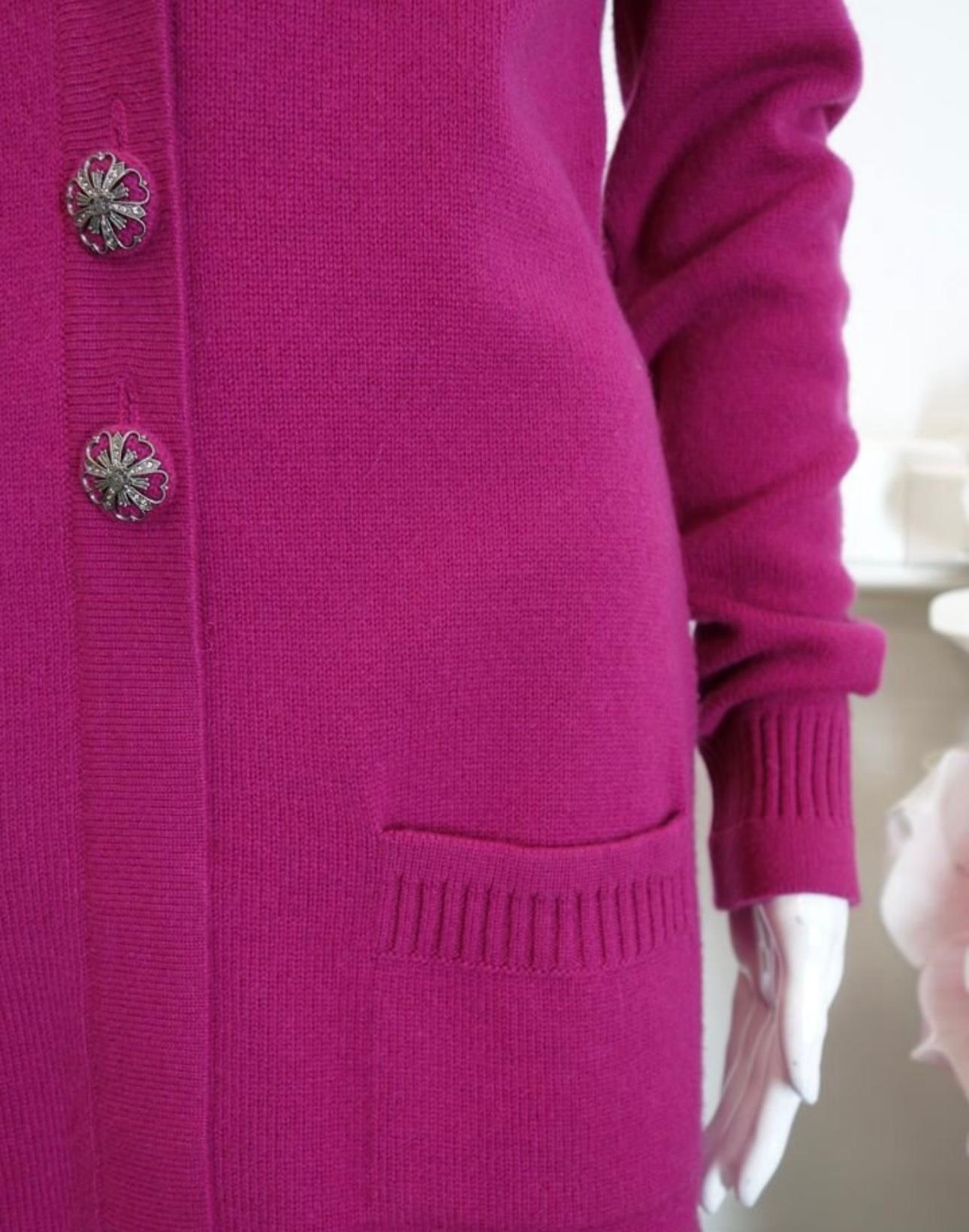 Manteau cardi-coat Chanel CC boutons fuchsia cachemire en vente 3