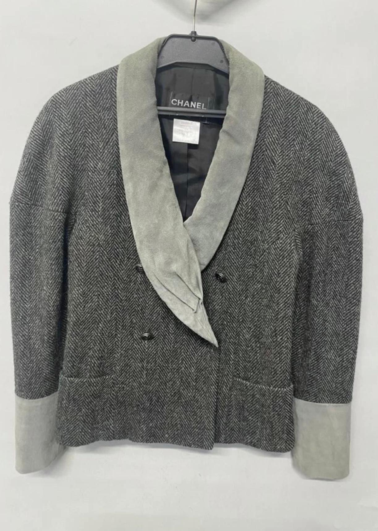 Chanel grey tweed jacket with suede accents at collar.
Size mark 40 FR. Excellent condition.
- CC logo buttons
- chevron pattern
- silk lining