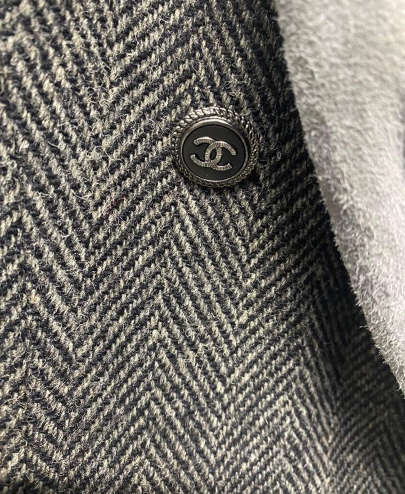 Chanel CC Buttons Grey Tweed Jacket with Suede Accents In Excellent Condition For Sale In Dubai, AE