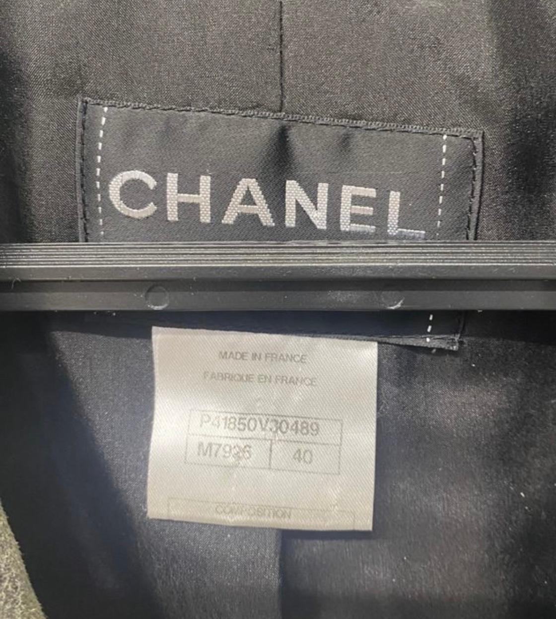 Chanel CC Buttons Grey Tweed Jacket with Suede Accents For Sale 1