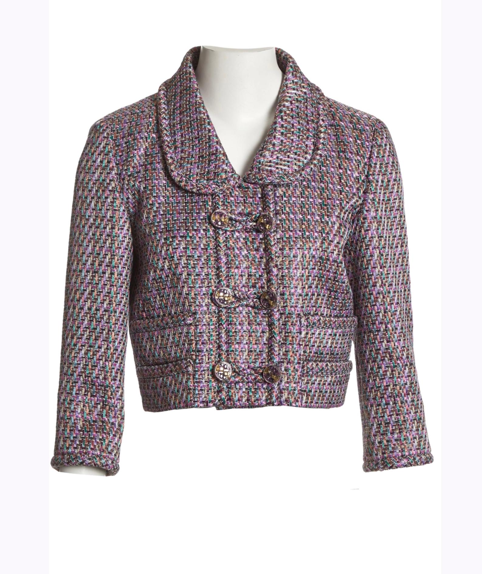 Stunning Chanel lavender lesage tweed jacket with CC logo buttons : from Paris / SALZBURG Collection
Size mark 38 FR. Condition is pristine, only tried once.