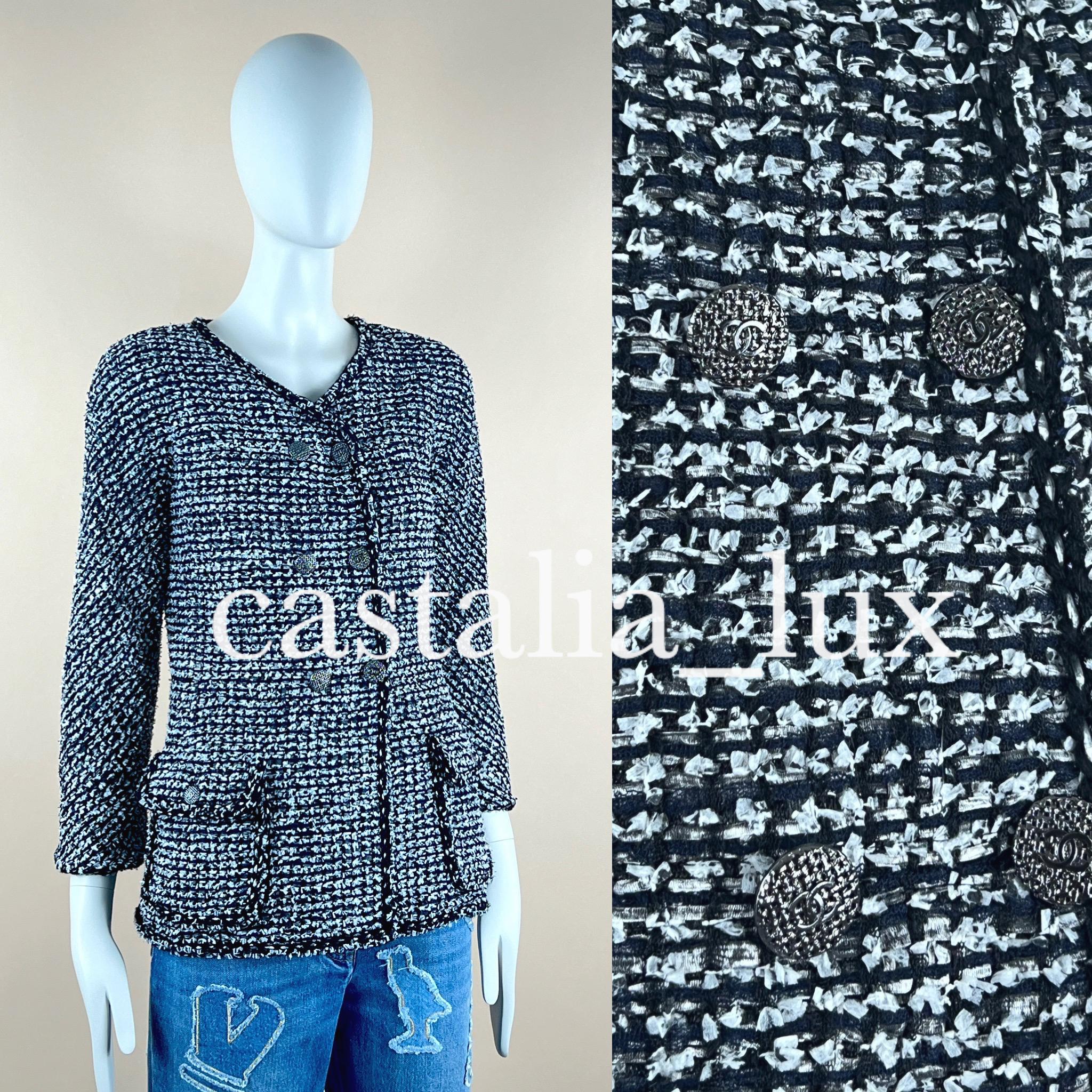 Fabulous Chanel lesage tweed jacket with double rows of CC buttons from 2015 Spring Collection.
Size mark 34 FR. Condition is pristine.
- signature braided trim
- two flap pockets
- tonal silk lining, chain link at interior hem