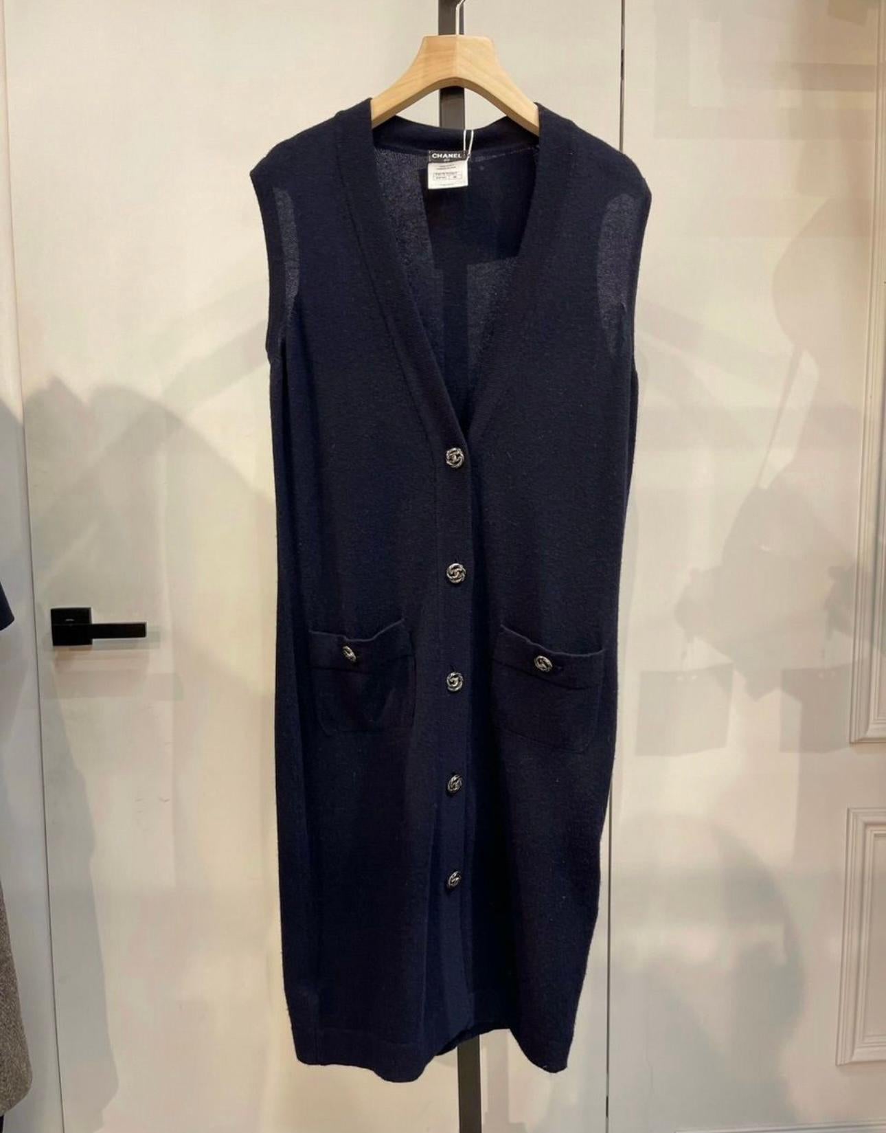 Chanel CC Buttons Long Cashmere Vest In Excellent Condition For Sale In Dubai, AE