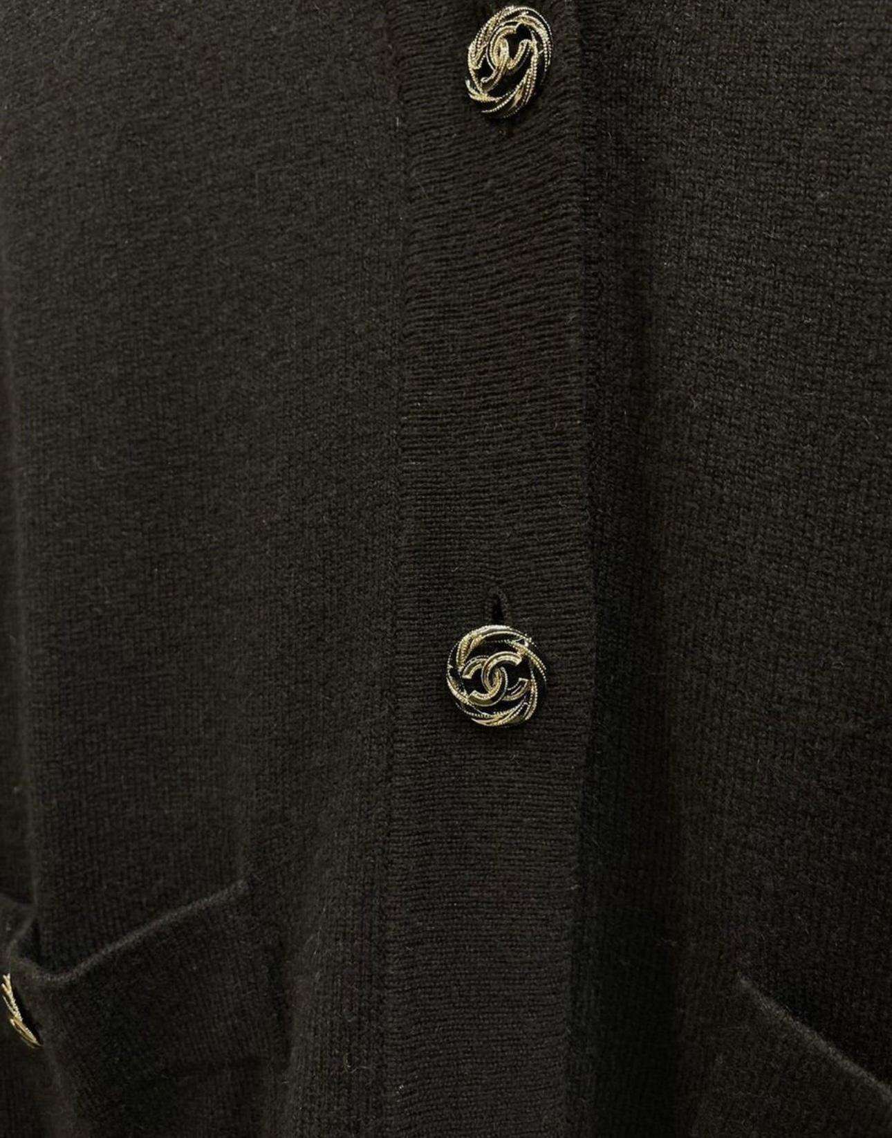 Chanel CC Lange Kaschmirweste mit Knöpfen aus Kaschmir für Damen oder Herren im Angebot