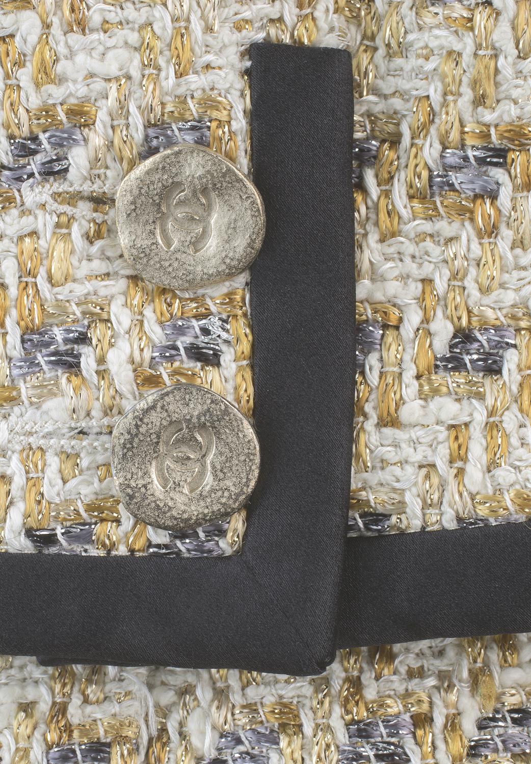 Veste en tweed métallisé Chanel CC boutons Unisexe en vente