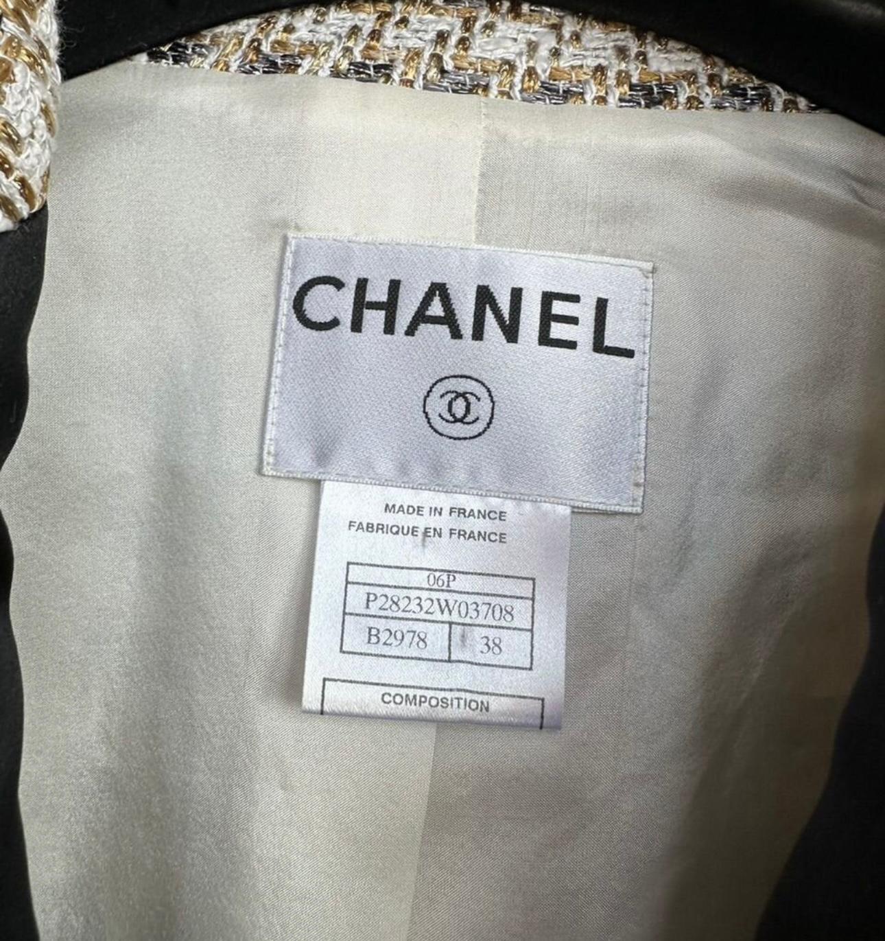 Veste en tweed métallisé Chanel CC boutons en vente 3