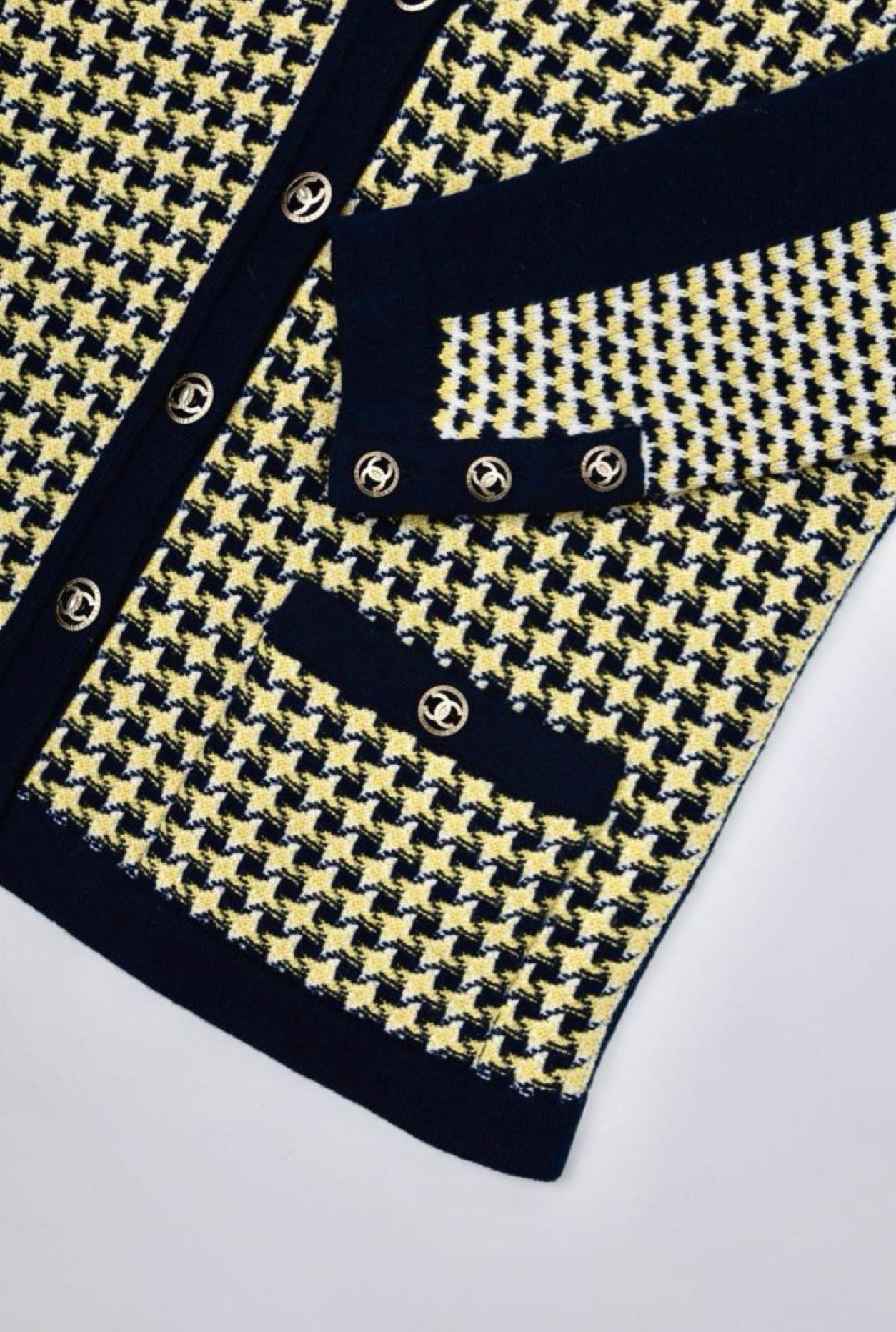 Chanel - Veste en cachemire bleu marine et jaune à boutons CC  Excellent état - En vente à Dubai, AE