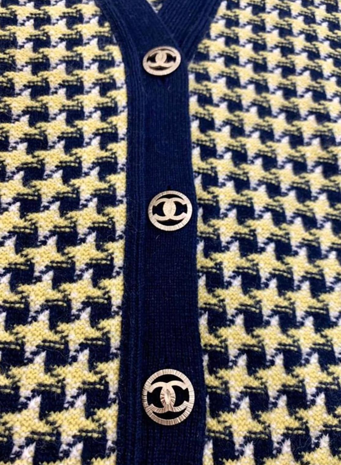 Chanel - Veste en cachemire bleu marine et jaune à boutons CC  Unisexe en vente