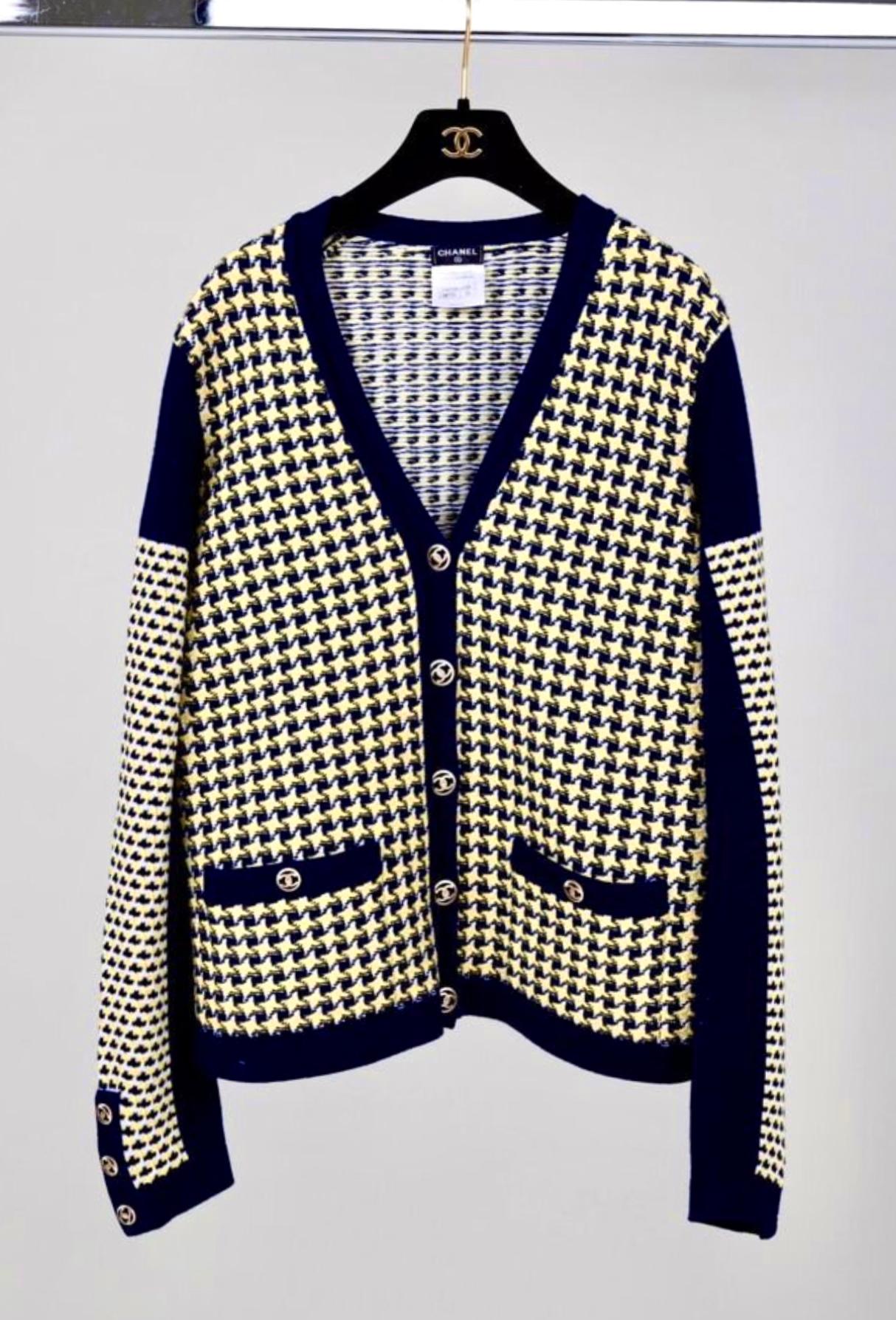 Chanel CC Buttons Navy and Yellow Cashmere Jacket  For Sale 1