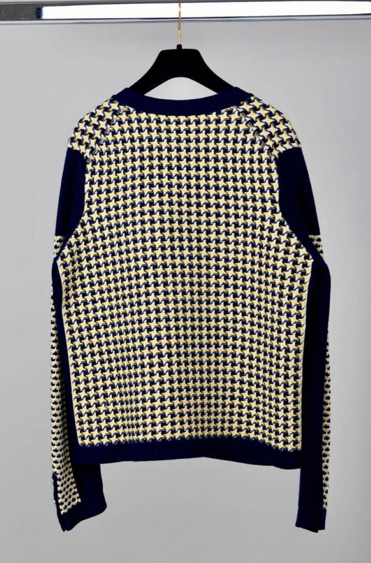 Chanel - Veste en cachemire bleu marine et jaune à boutons CC  en vente 3