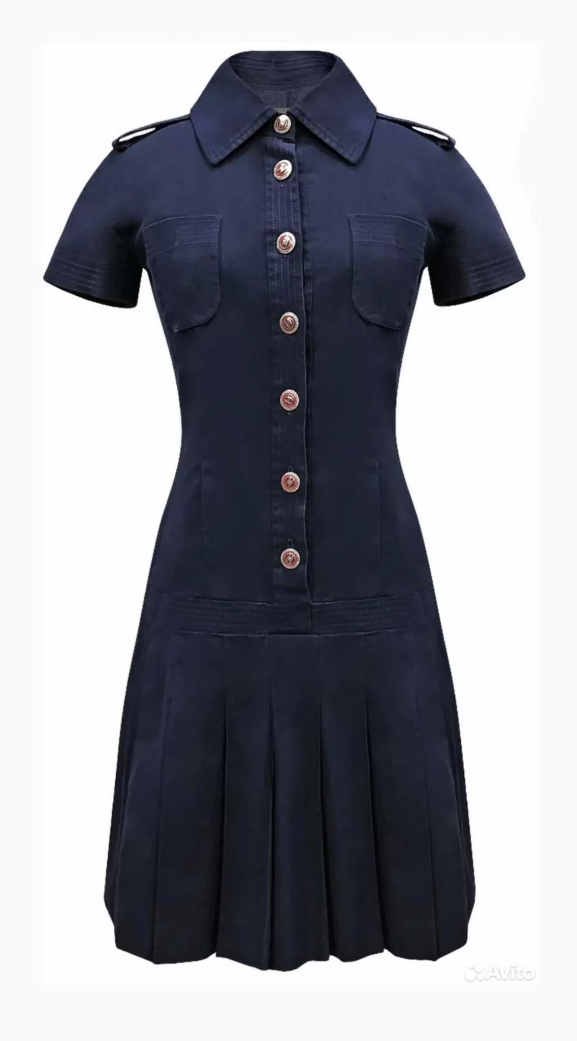 Chanel CC Buttons Navy Pleated Dress In Excellent Condition For Sale In Dubai, AE