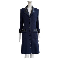 Chanel CC Buttons Abrigo de tweed azul marino con detalles de piel 38 FR