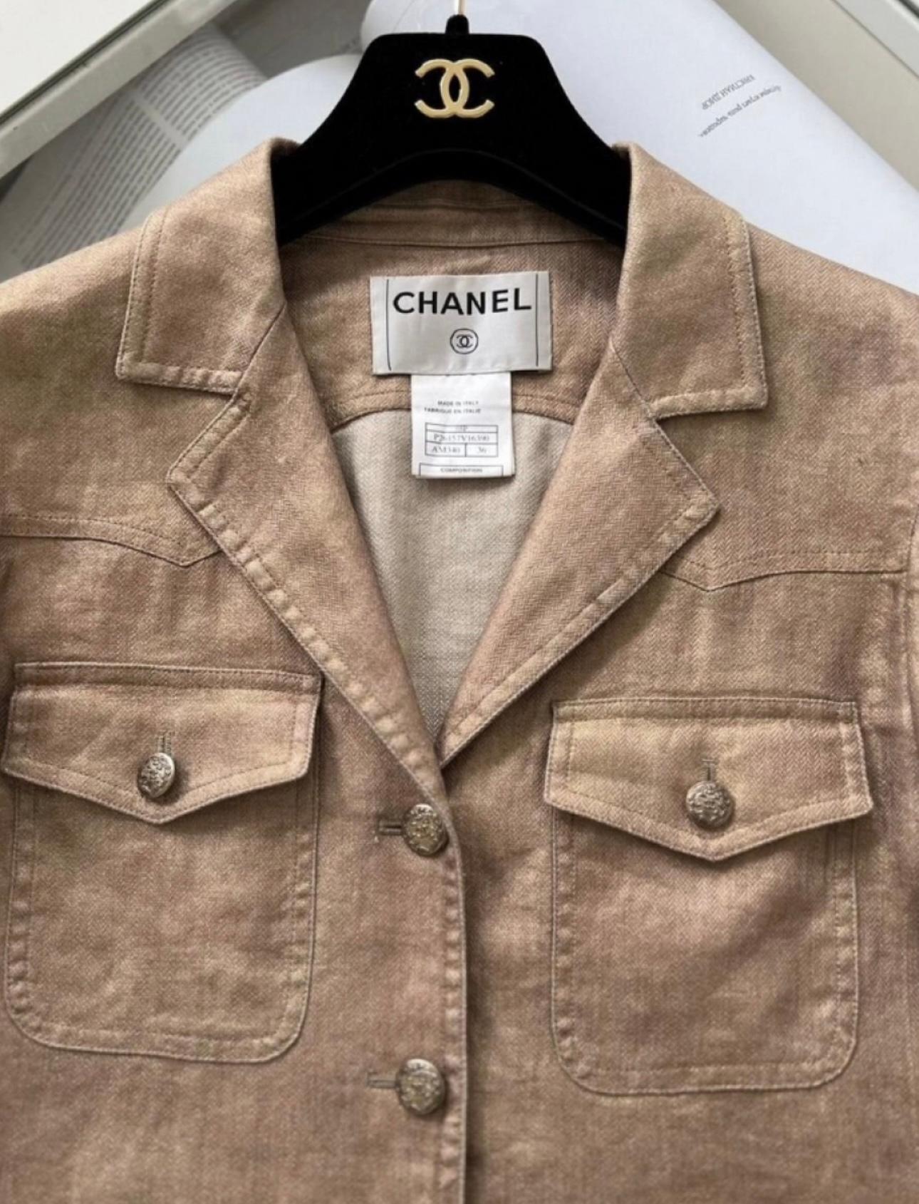 Chanel Jacke aus Leinen und Seide mit CC-Logo-Knöpfen.
Ikonische Silhouette mit 4 Klappentaschen
Größenbezeichnung 36 FR. Tadelloser Zustand.