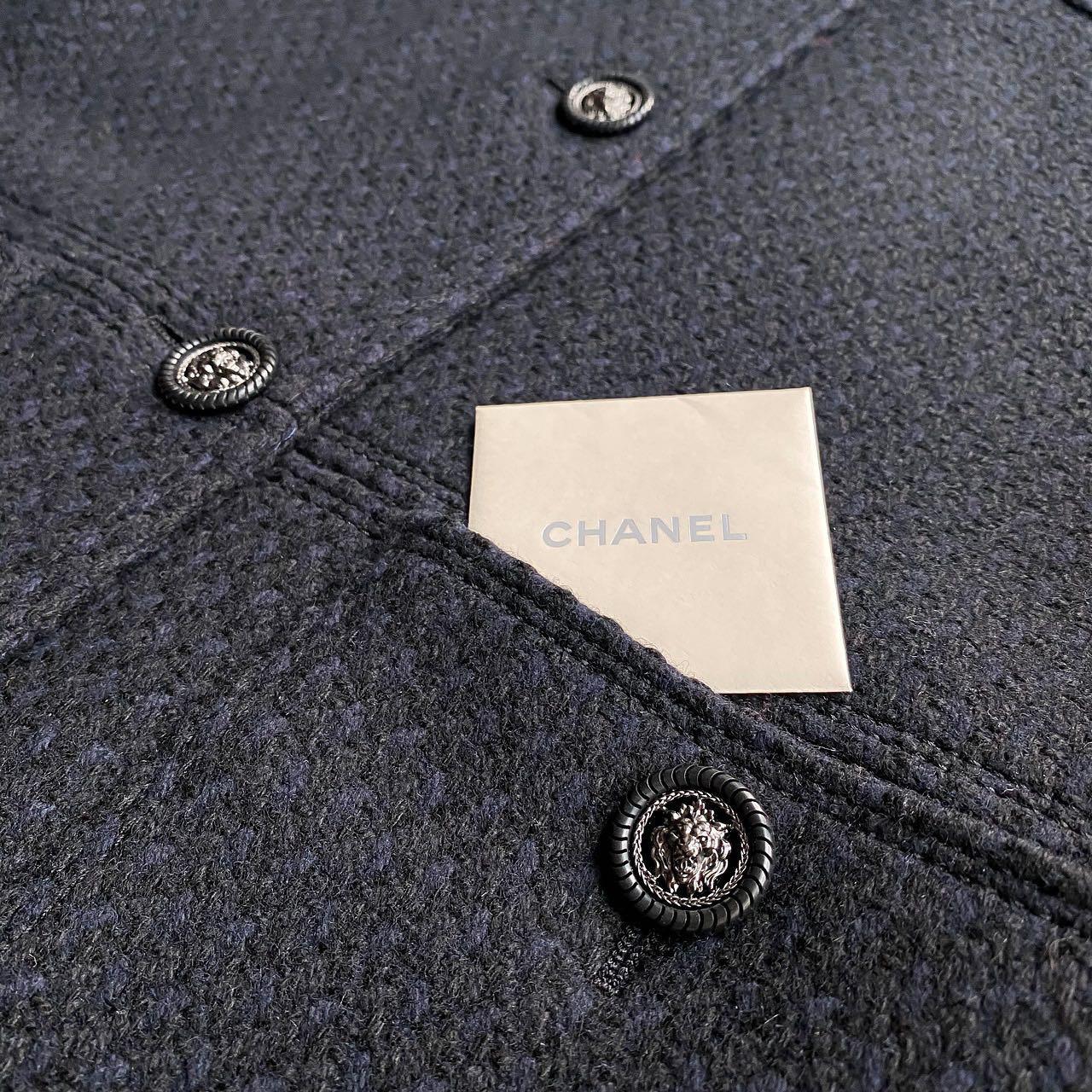 Stunning Chanel navy and black tweed coat from Paris / EDINBURGH Collection
Boutique price 8,980 $
- CC logo lionhead buttons
- tonal silk lining with camellias
Size mark 44 FR. Kept unworn.
