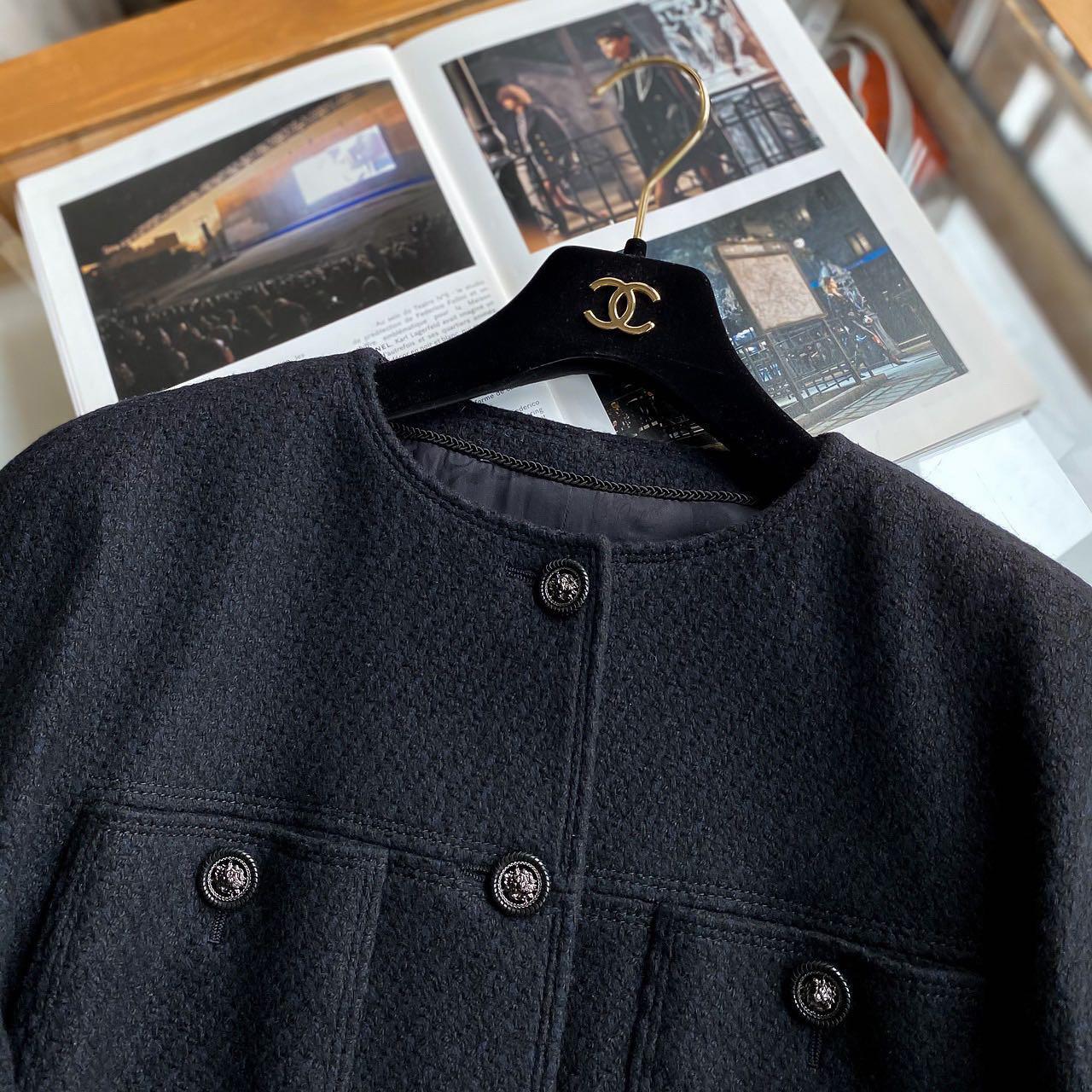 Chanel CC Buttons Paris / Edinburgh Tweed Coat In Excellent Condition For Sale In Dubai, AE