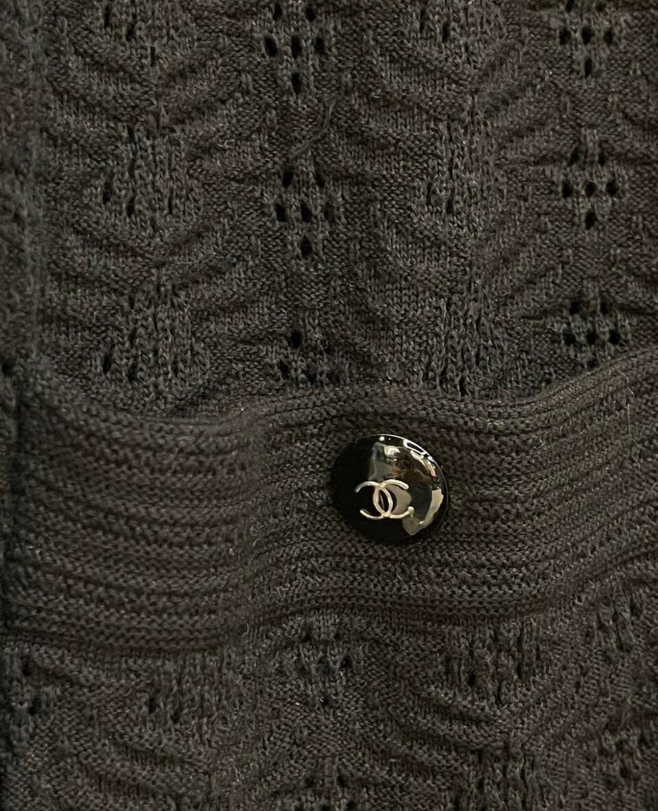 Chanel black summer dress with CC logo buttons at pockets : from Paris / SINGAPORE Cruise Collection.
Size mark 42 FR. Pristine condition.