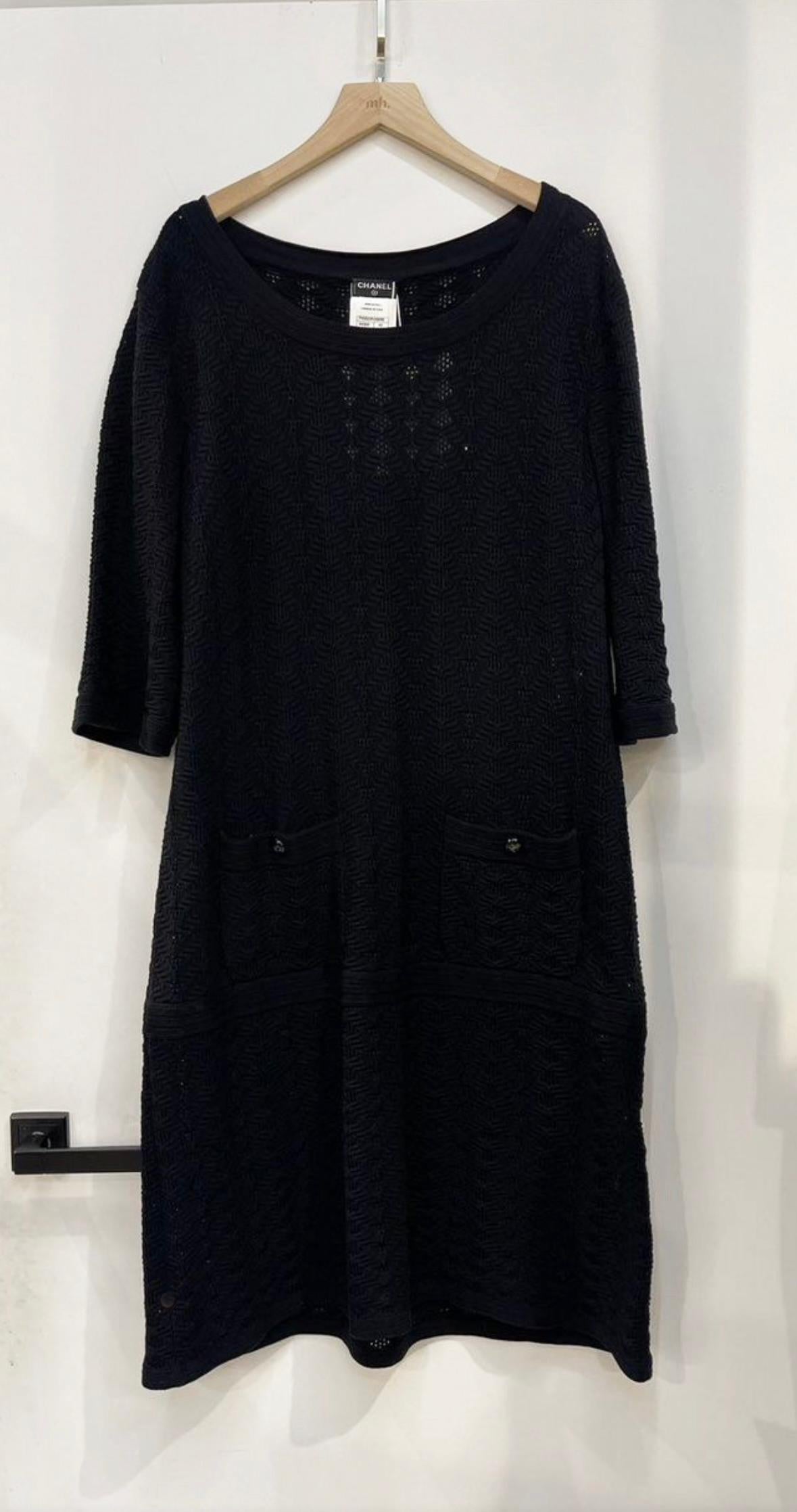 Chanel CC Buttons Paris / Singapore Black Dress In Excellent Condition For Sale In Dubai, AE