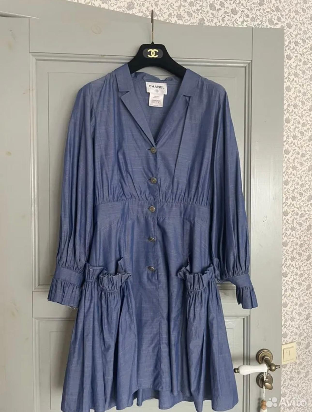 Charming Chanel blue ruffled dress from Paris / SINGAPORE Cruise Collection
- CC logo buttons
Size mark 40 FR. Condition is pristine.