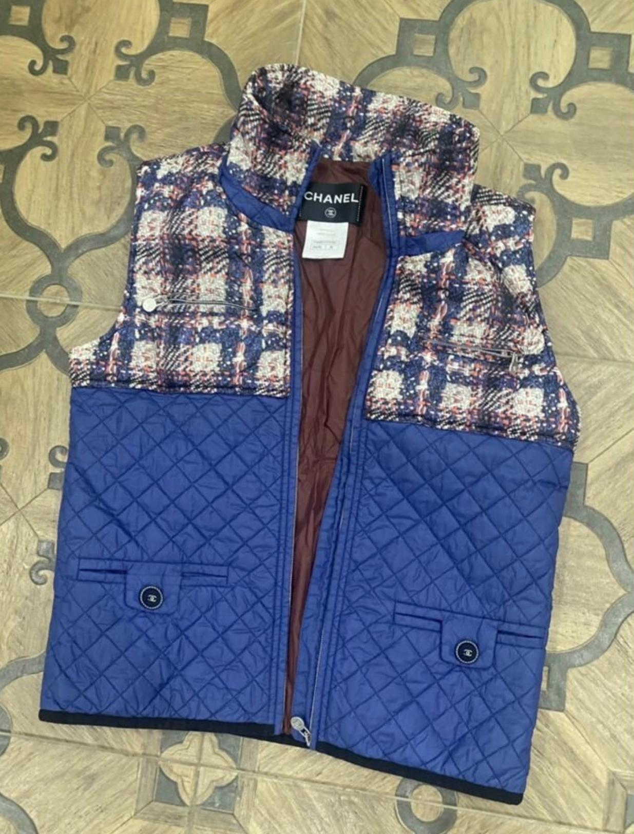 Chanel CC Buttons Quilted Tweed Vest In Excellent Condition For Sale In Dubai, AE