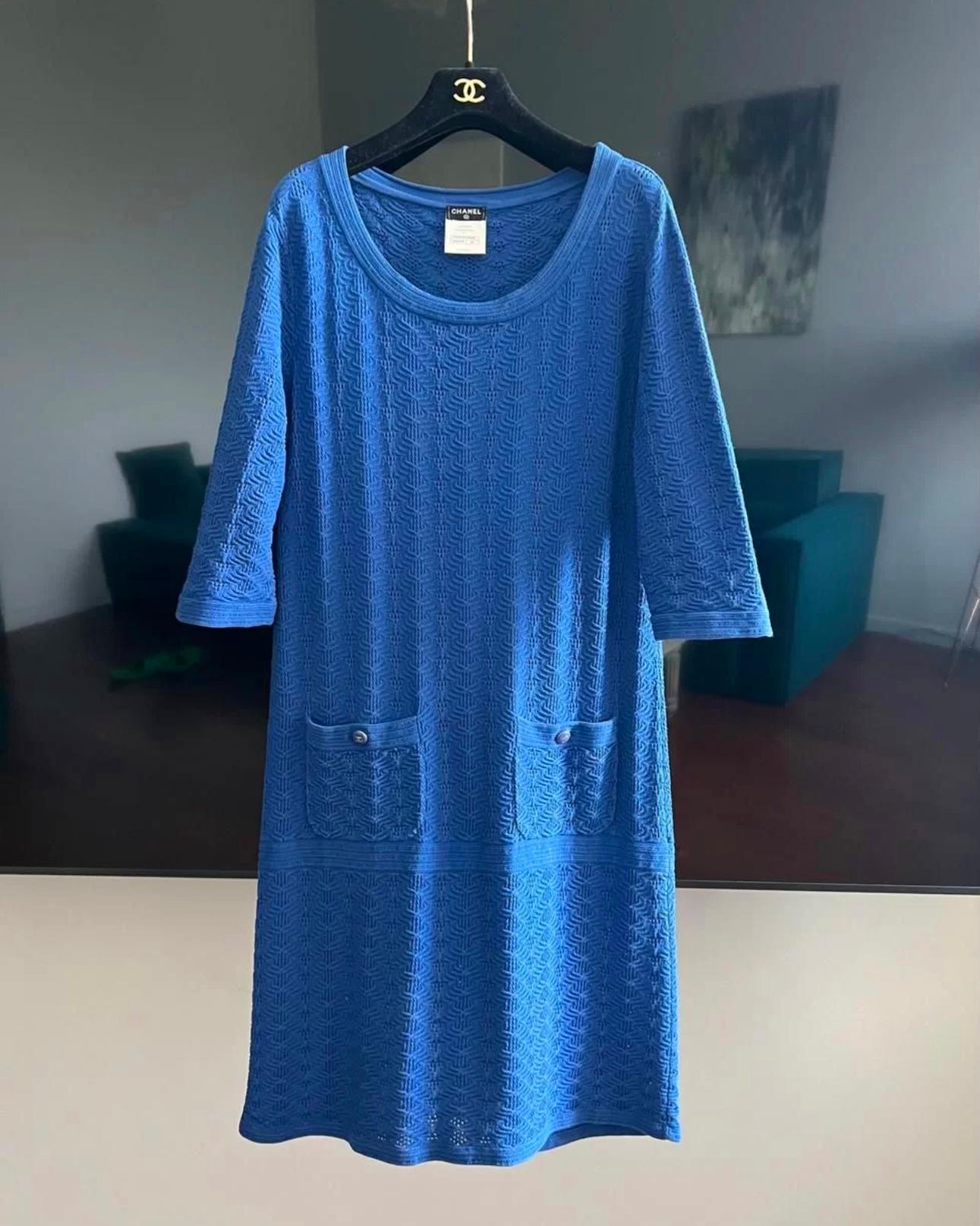Charmante robe d'été Chanel bleu roi avec boutons logo CC : de Paris / SINGAPORE Collection Cruise
Taille 38 FR. L'état est impeccable.
