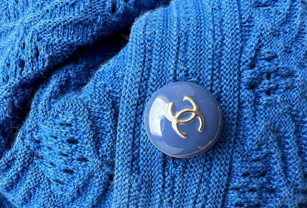 Chanel - Robe d'été bleu roi à boutons CC Excellent état - En vente à Dubai, AE