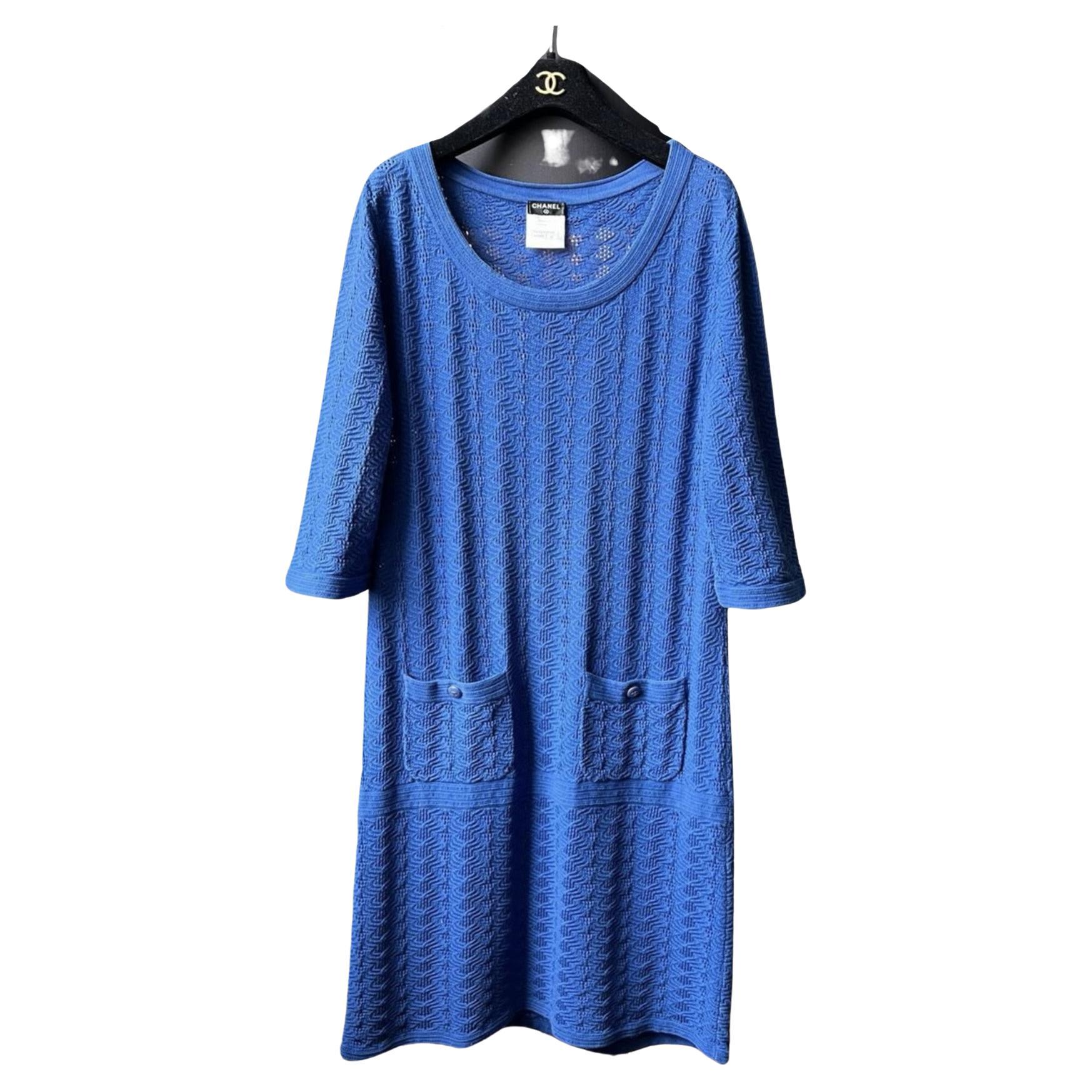 Chanel - Robe d'été bleu roi à boutons CC en vente