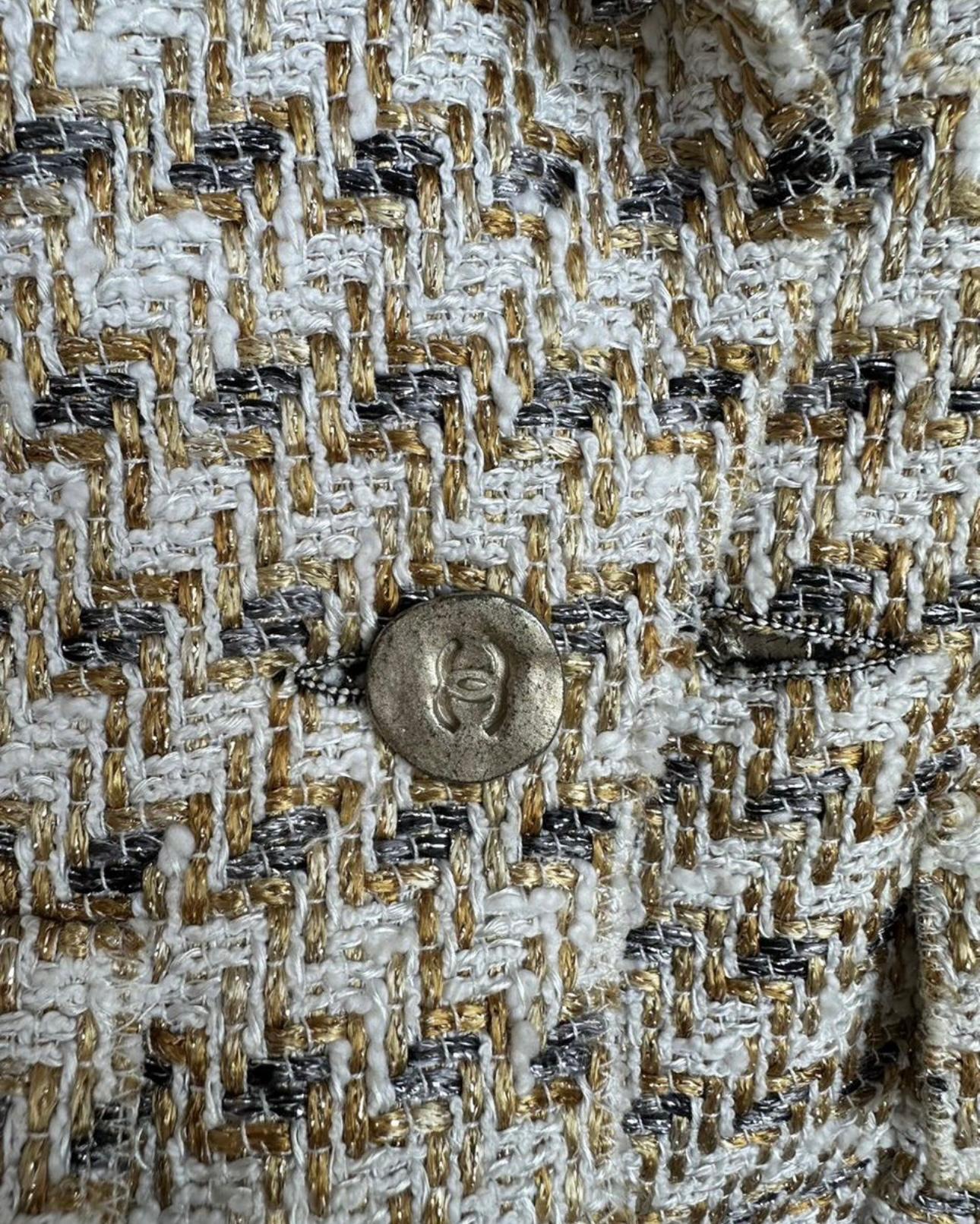 Chanel CC Buttons Shimmering Tweed Jacket In Excellent Condition For Sale In Dubai, AE