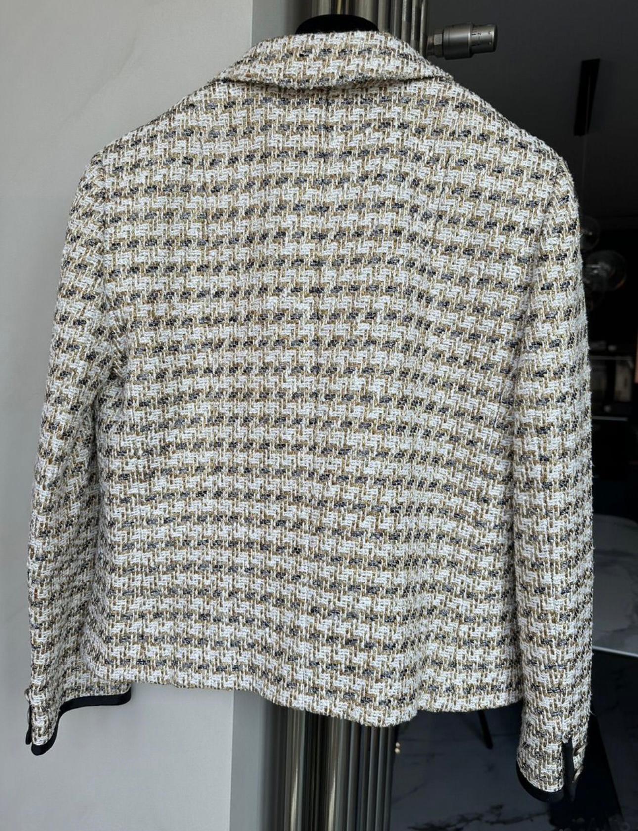 Chanel CC Knöpfe Schimmernde Tweedjacke für Damen oder Herren im Angebot