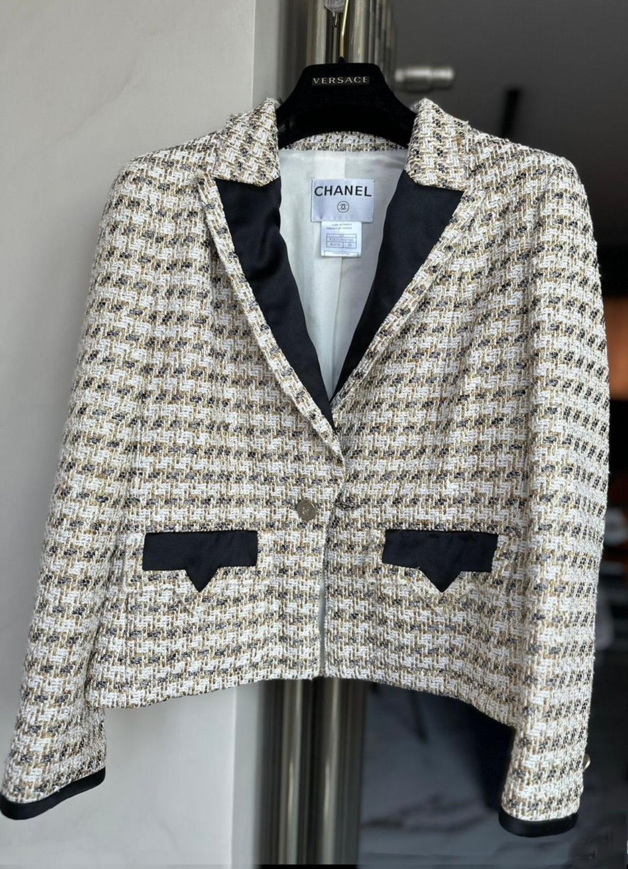 Chanel CC Buttons Shimmering Tweed Jacket For Sale 1