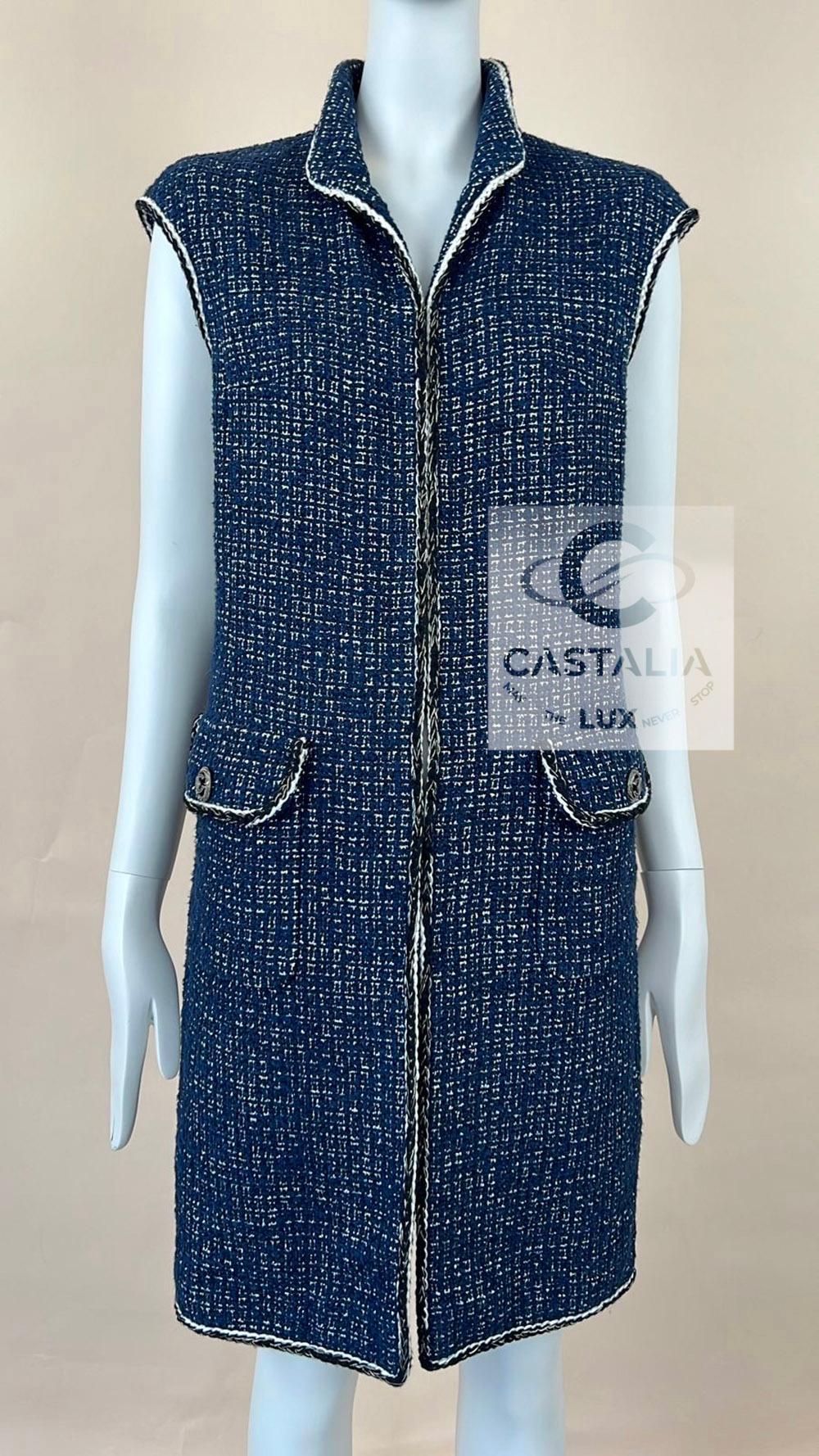 Fabulous Chanel blue tweed vest / jacket with iridescent silver/gold metallic threads
- boutique price 7,250
- CC logo silver-tone buttons
- tonal silk lining
Size mark 34 FR. Condition: never worn.
