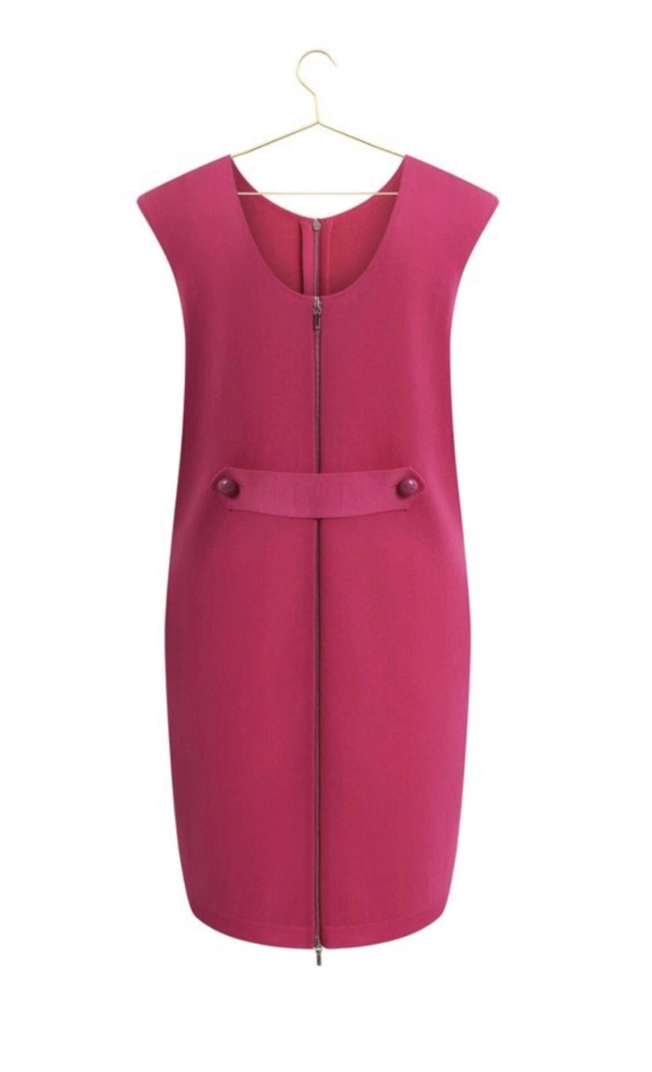 Chanel CC Buttons Stylish Fuchsia Jacket Dress 42 FR In Excellent Condition For Sale In Dubai, AE