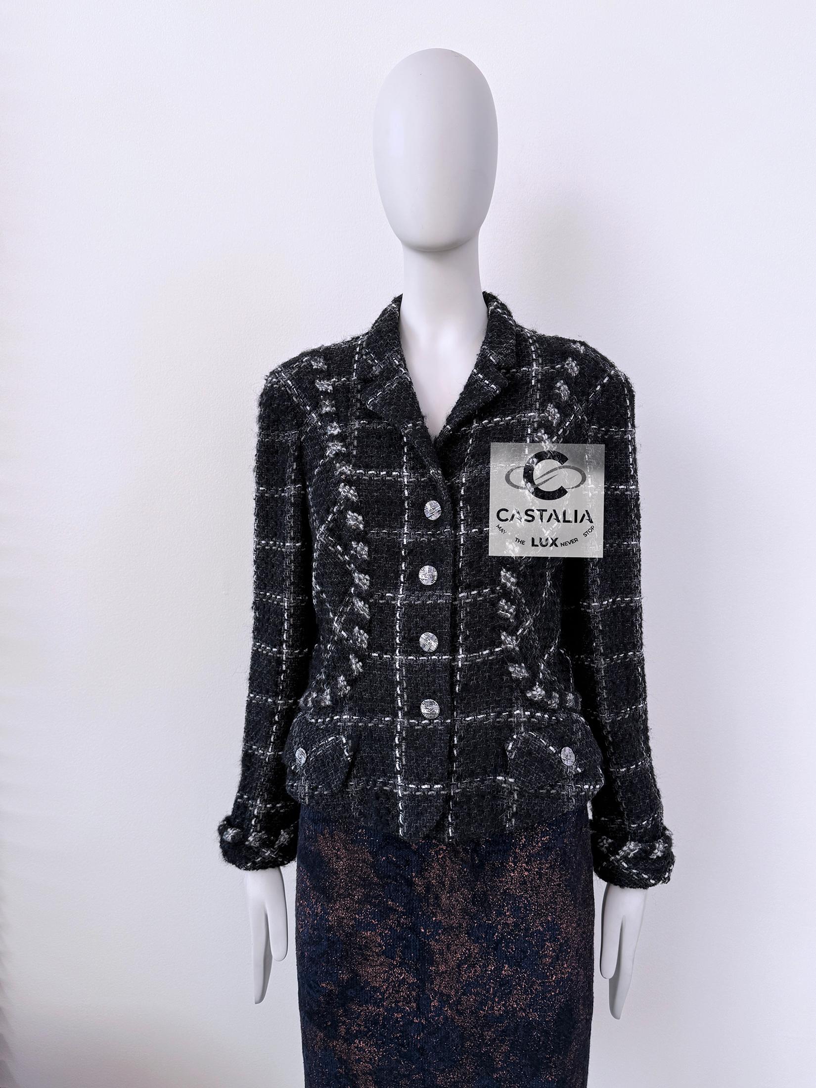 Timeless Chanel black tweed jacket with CC logo buttons
~ Absolute classic beyond time and trends!
- black silk lining with camellias, chain link at hem
Size mark 40 FR. Condition: pristine, equal to new