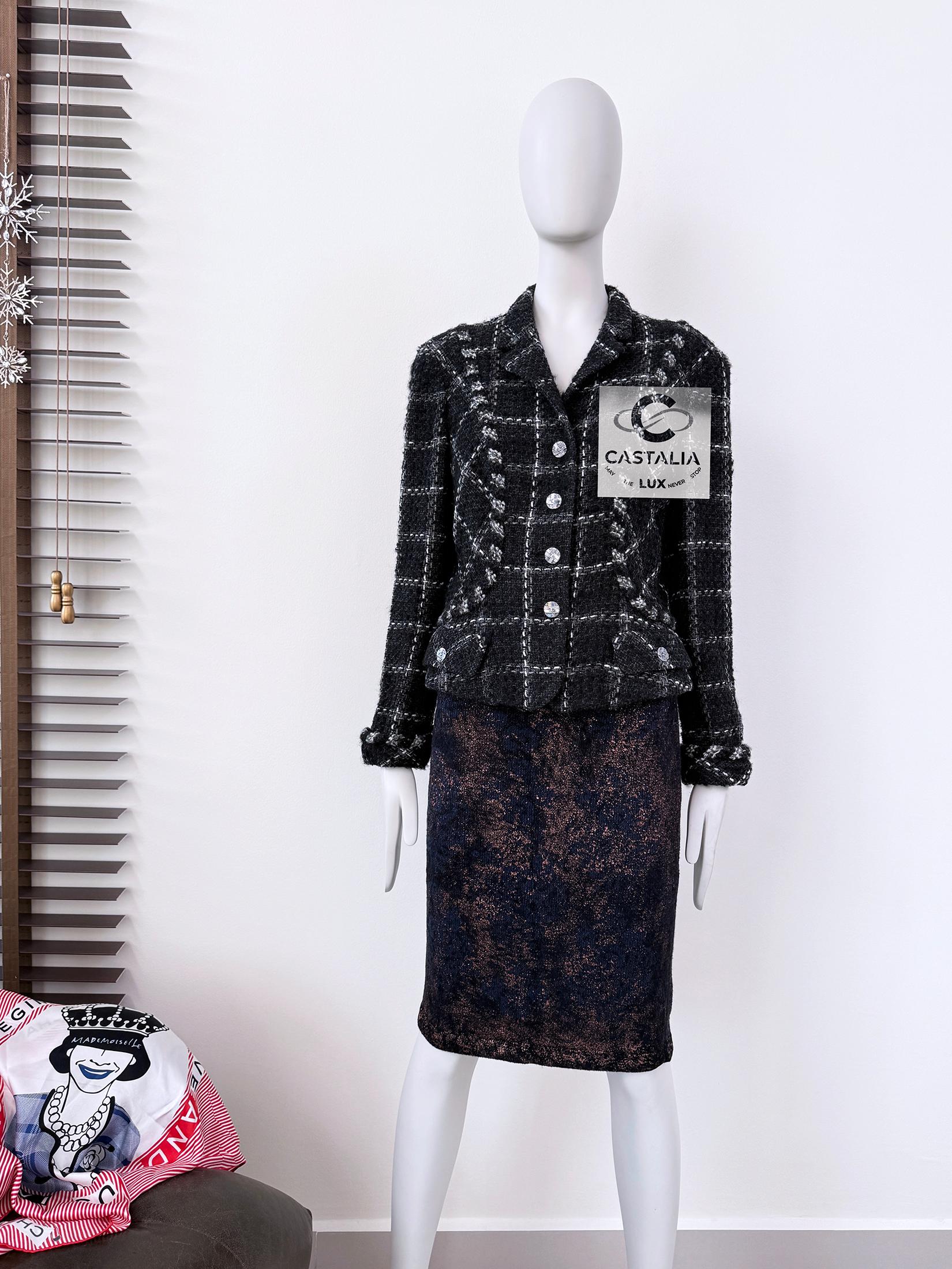 Chanel CC Buttons Timeless Black Tweed Jacket 40 FR In Excellent Condition For Sale In Dubai, AE