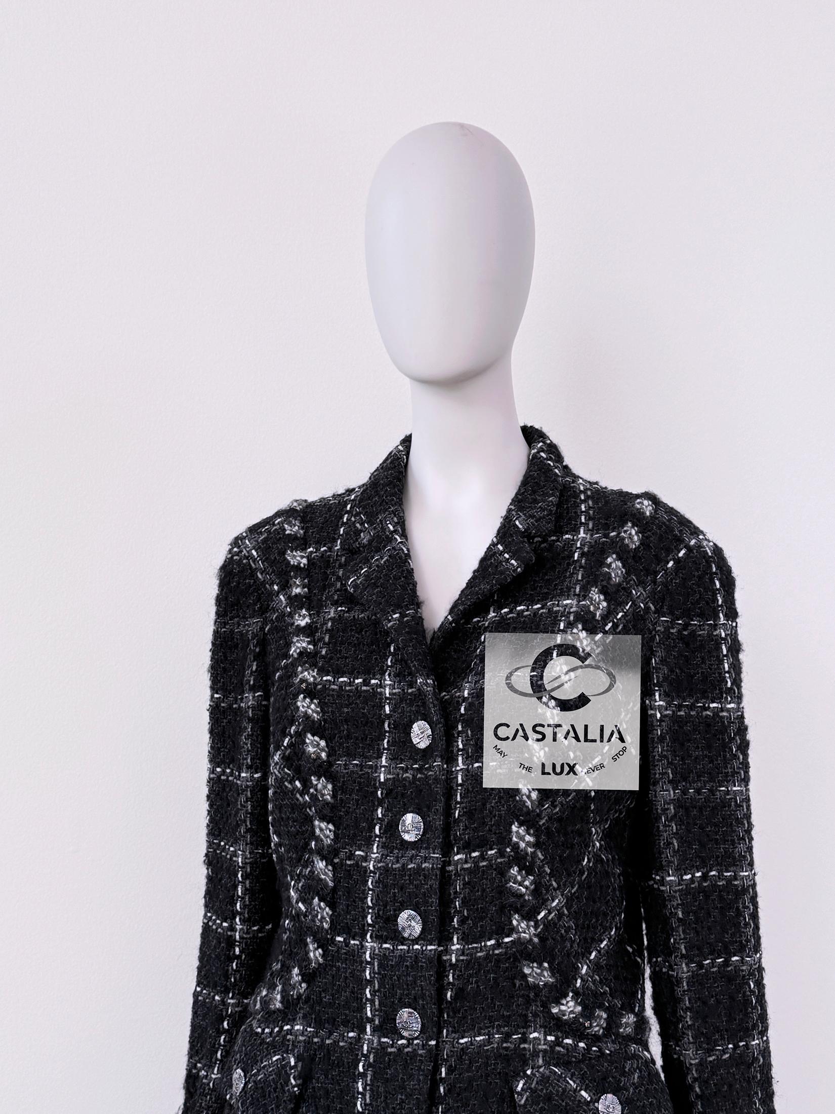 Women's or Men's Chanel CC Buttons Timeless Black Tweed Jacket 40 FR For Sale