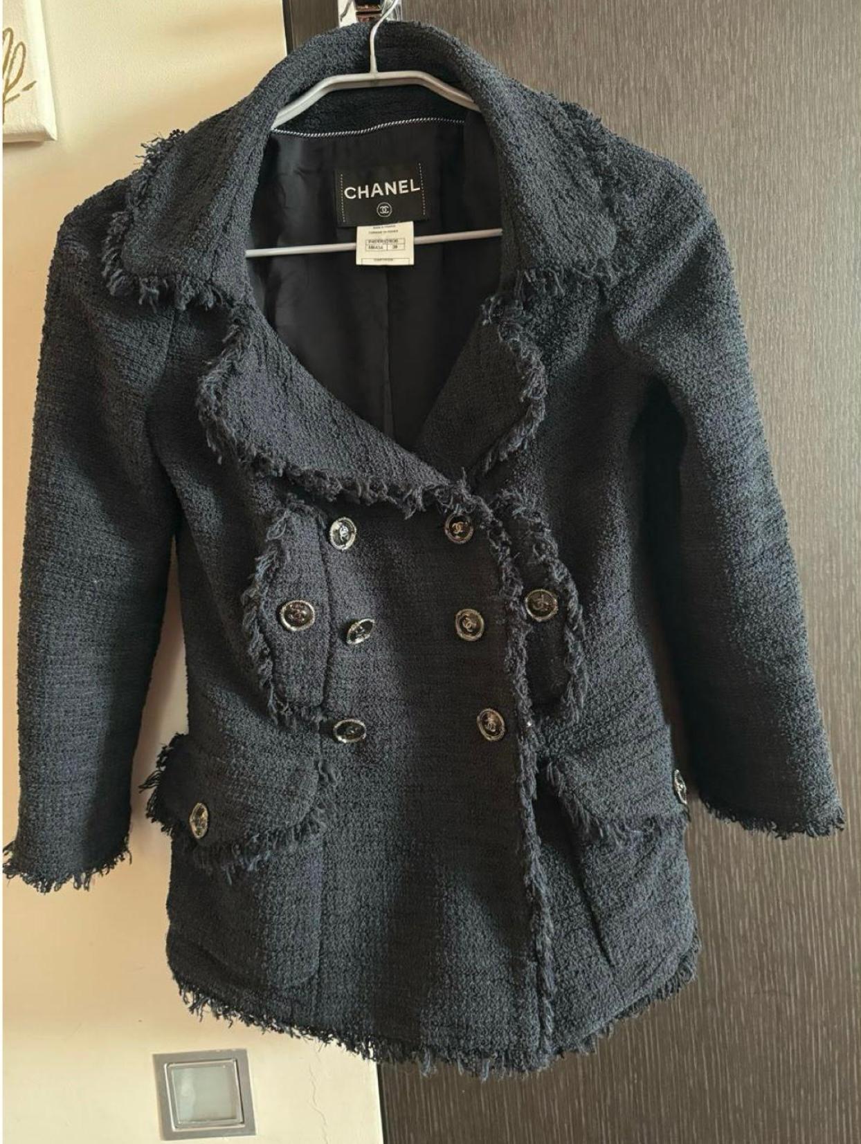 Chanel - Veste en tweed noir Timeless à boutons CC Excellent état - En vente à Dubai, AE