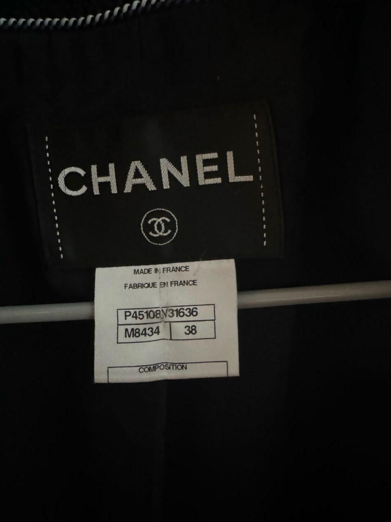 Chanel - Veste en tweed noir Timeless à boutons CC en vente 2