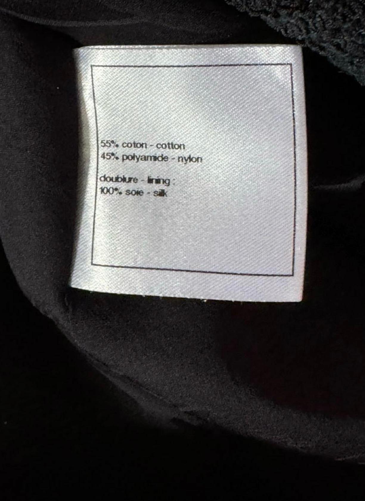 Chanel - Veste en tweed noir Timeless à boutons CC en vente 3