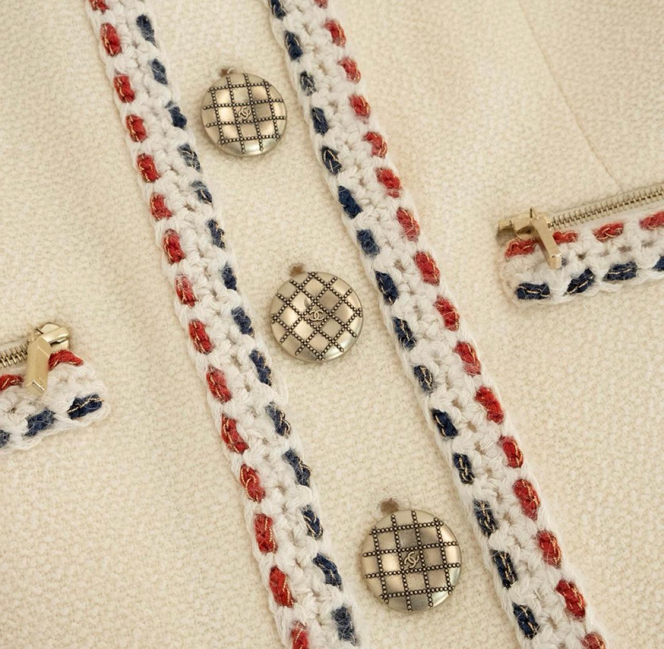 Atemberaubende Chanel ecru Tweed Jacke mit CC Logo Knöpfen.
- Unterschrift geflochtener Vertragsbehang
- tonales Seidenfutter
Größenbezeichnung 34 FR. Tadelloser Zustand.